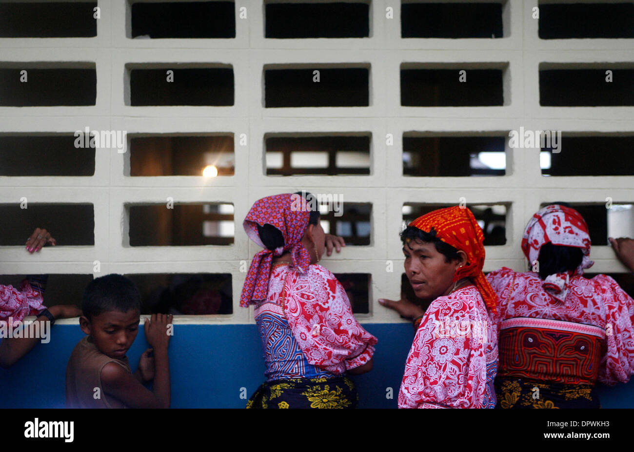3. Mai 2009 - Narascandup Pipi, Kuna Yala, Panama - nach der jüngsten Volkszählung von Panama gibt es etwa 70.000 Kuna, fast ein Drittel davon in Changuinola, Bocas del Toro, Panama-Stadt und Dickdarm Leben und arbeiten. Eine große Anzahl von ihnen, die entscheiden, lassen Sie die Inselgruppe um wirtschaftliche Chancen zu suchen sind junge Menschen. (Kredit-Bild: © Eusatcio Humphrey/Eustacio Humphrey/Z Stockfoto