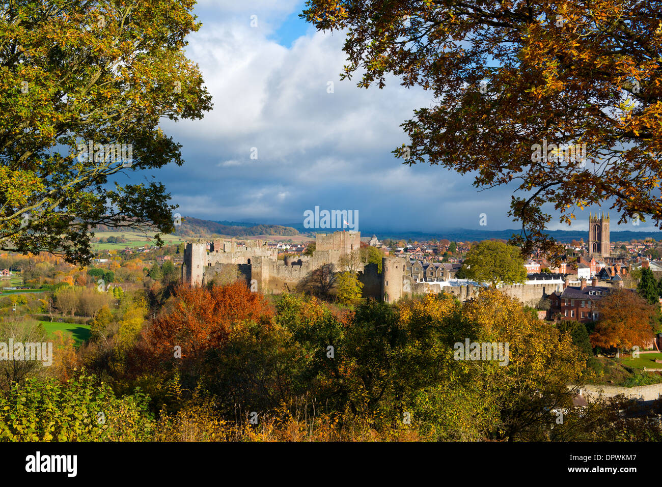 Der Markt Stadt Ludlow im Herbst, vom gemeinsamen Whitcliffe, Shropshire, England gesehen. Stockfoto