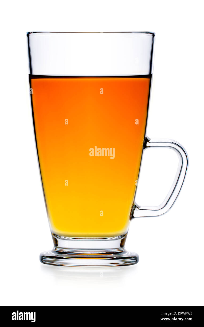 Getränke: frischer schwarzer Tee im Glas Teetasse, isoliert auf weißem Hintergrund Stockfoto