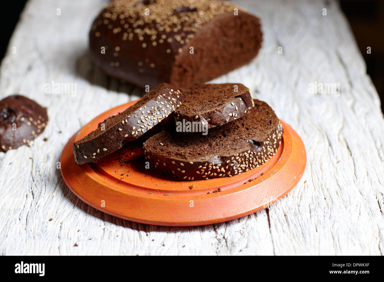 Forman reiche dunkle Scheiben Brot Stockfoto