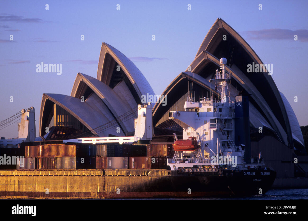 Australien, Sydney, ein Containerschiff vor dem Opernhaus port Jackson bleibt einen Handelshafen. Stockfoto