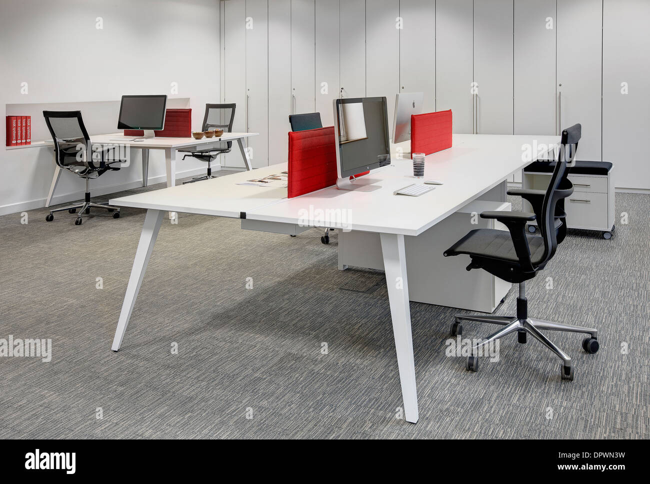 Modernes Büroschreibtischsystem mit eleganten weißen Wänden Stockfoto