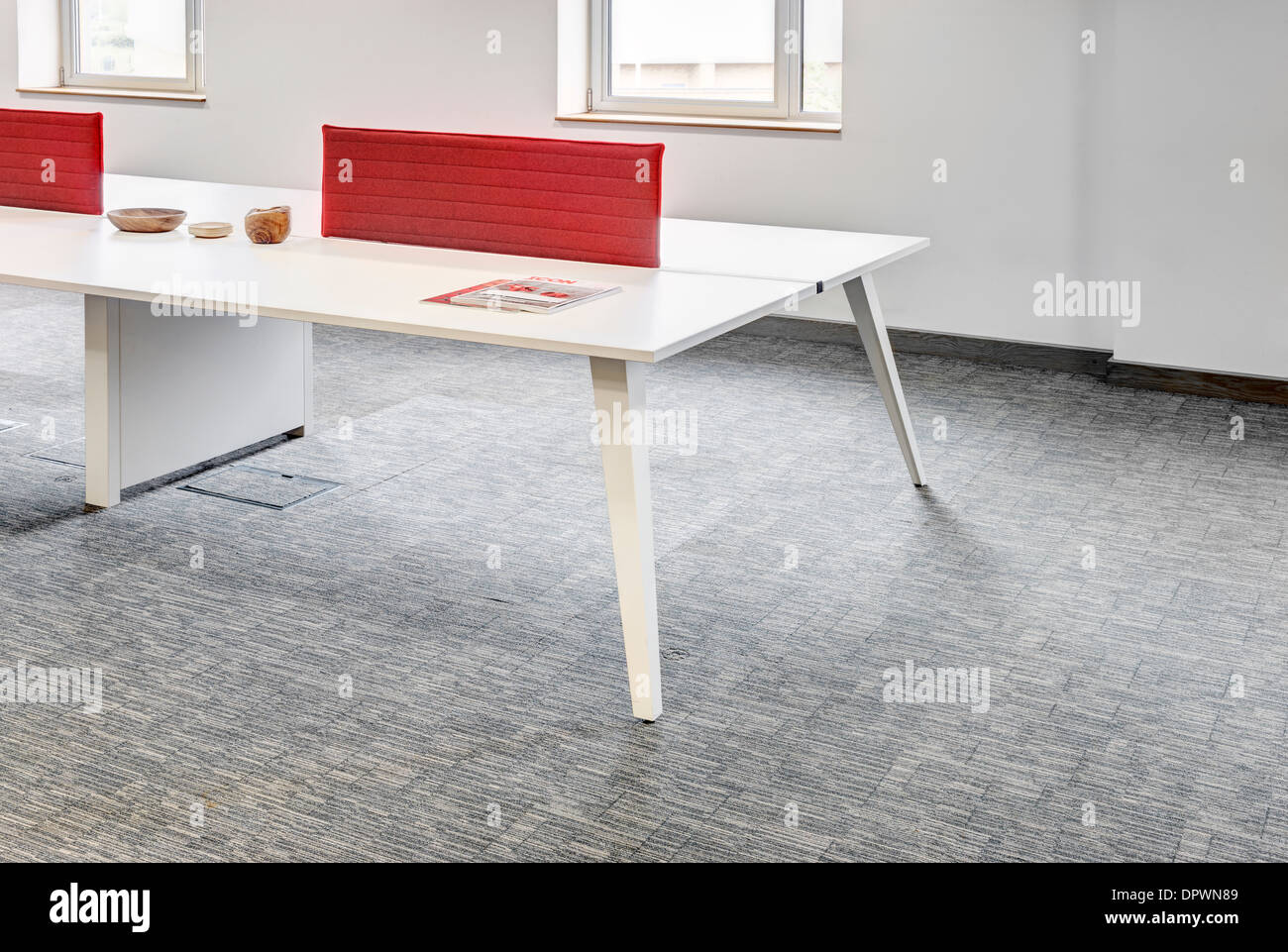 Modernes Büroschreibtischsystem mit eleganten weißen Wänden Stockfoto