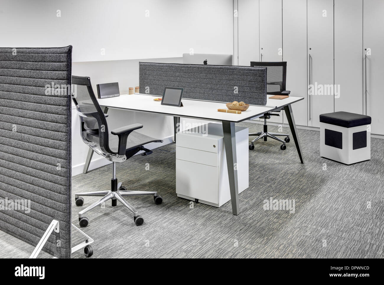 Modernes Büroschreibtischsystem mit eleganten weißen Wänden Stockfoto