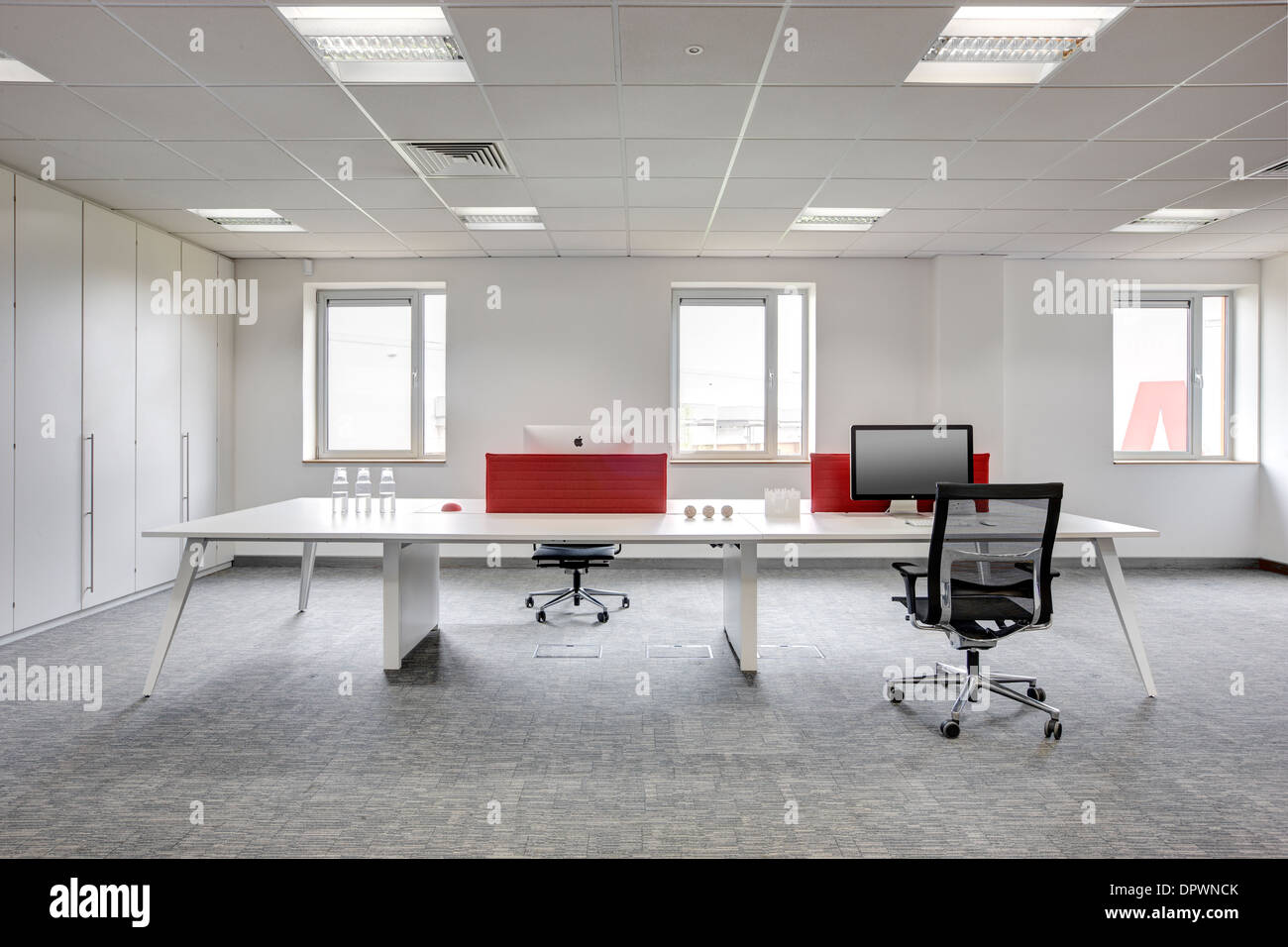 Modernes Büroschreibtischsystem mit eleganten weißen Wänden Stockfoto