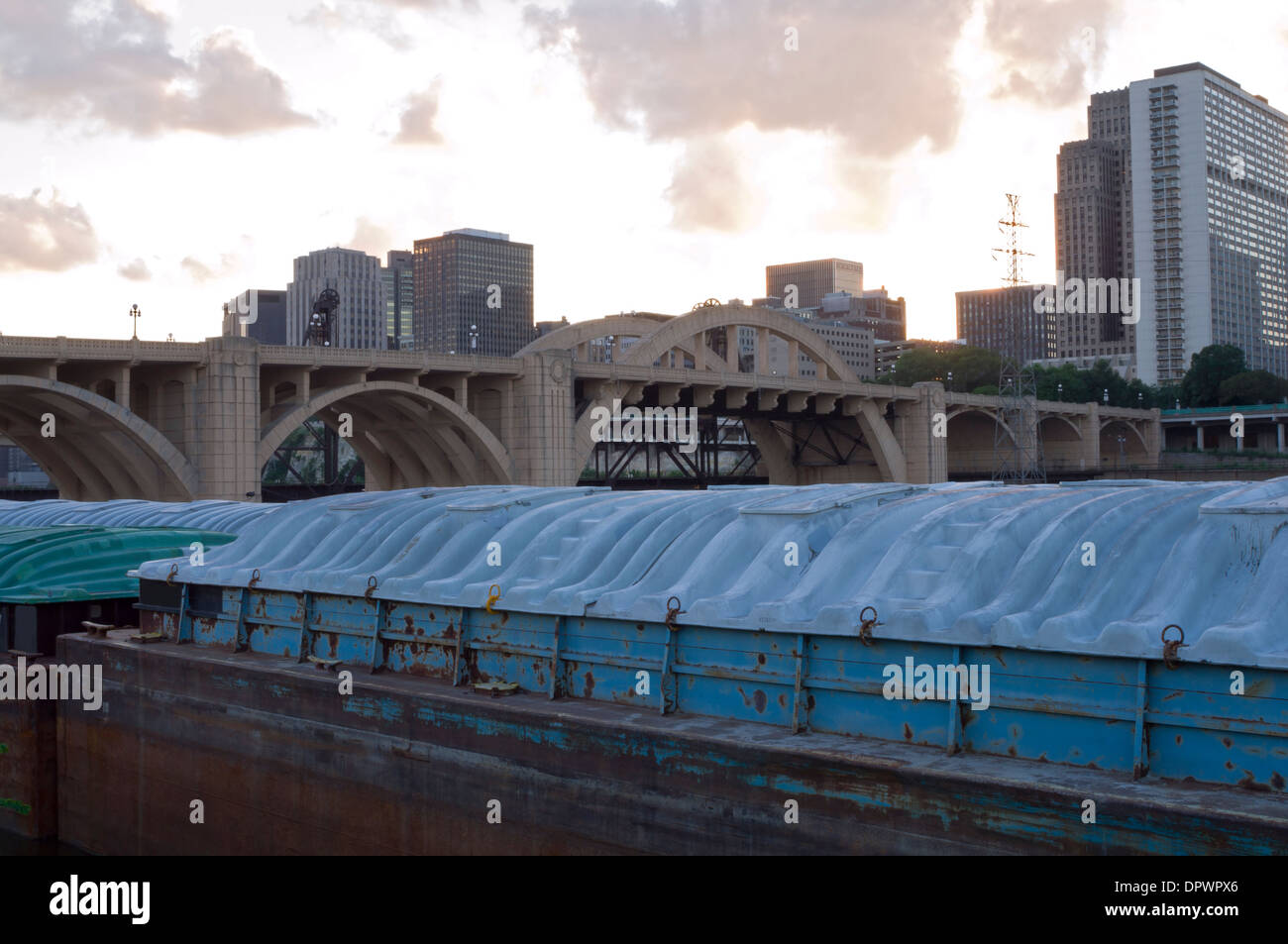 Robert Street gewölbte Brücke und Lastkähne am Mississippi River in der Innenstadt von Saint Paul, Minnesota Stockfoto