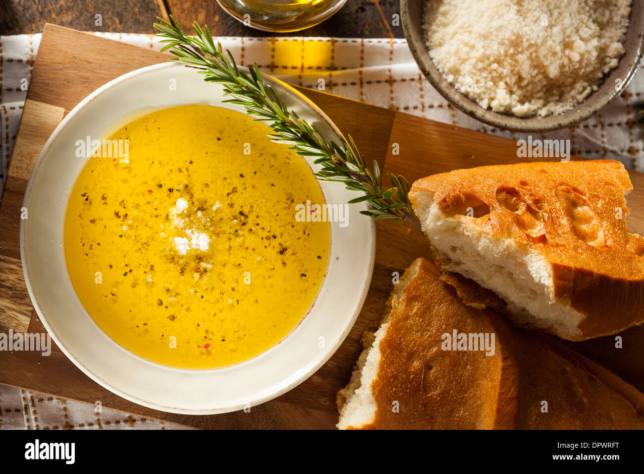 Italienisches Brot mit Olivenöl zum Dippen mit Paprika und Käse Stockfoto