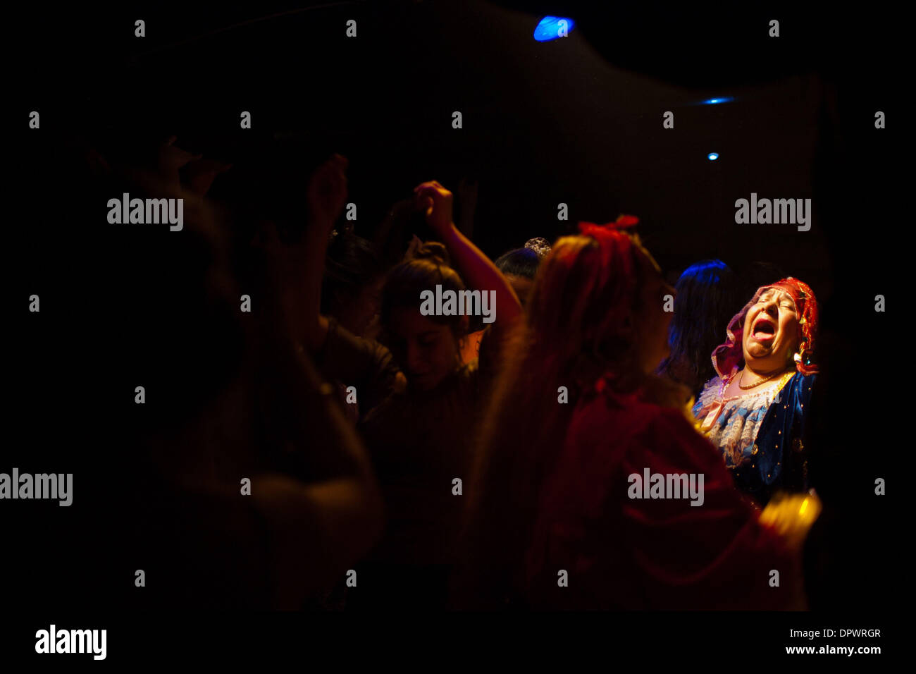 19. April 2009 - Istanbul, Türkei - A Gypsy Tänzer schreit. Musik der Roma (Zigeuner) hatte einen großen Einfluss auf die türkische Kultur. Mit ihrer Art zu Leben für den letzten 17 Jahren angegriffen finden sie es schwieriger, ihre Kultur an die aktuelle Generation weiterzugeben. (Kredit-Bild: © George Hsia/ZUMApress.com) Stockfoto