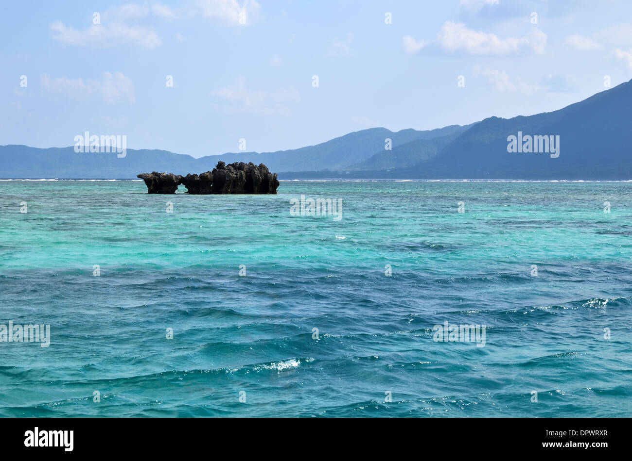 Eine Koralleninsel in einem kobaltblauen Wasser auf der Insel Ishigaki in Japan Stockfoto