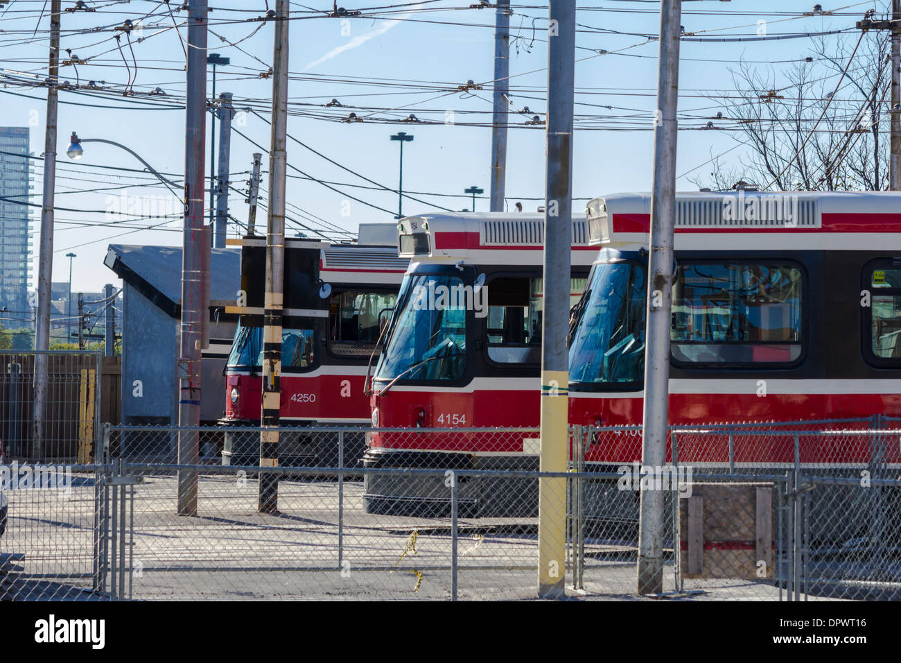 Toronto, Kanada 12. Oktober 2013: eine Reihe von geparkten Straßenbahnen in Toronto Stockfoto