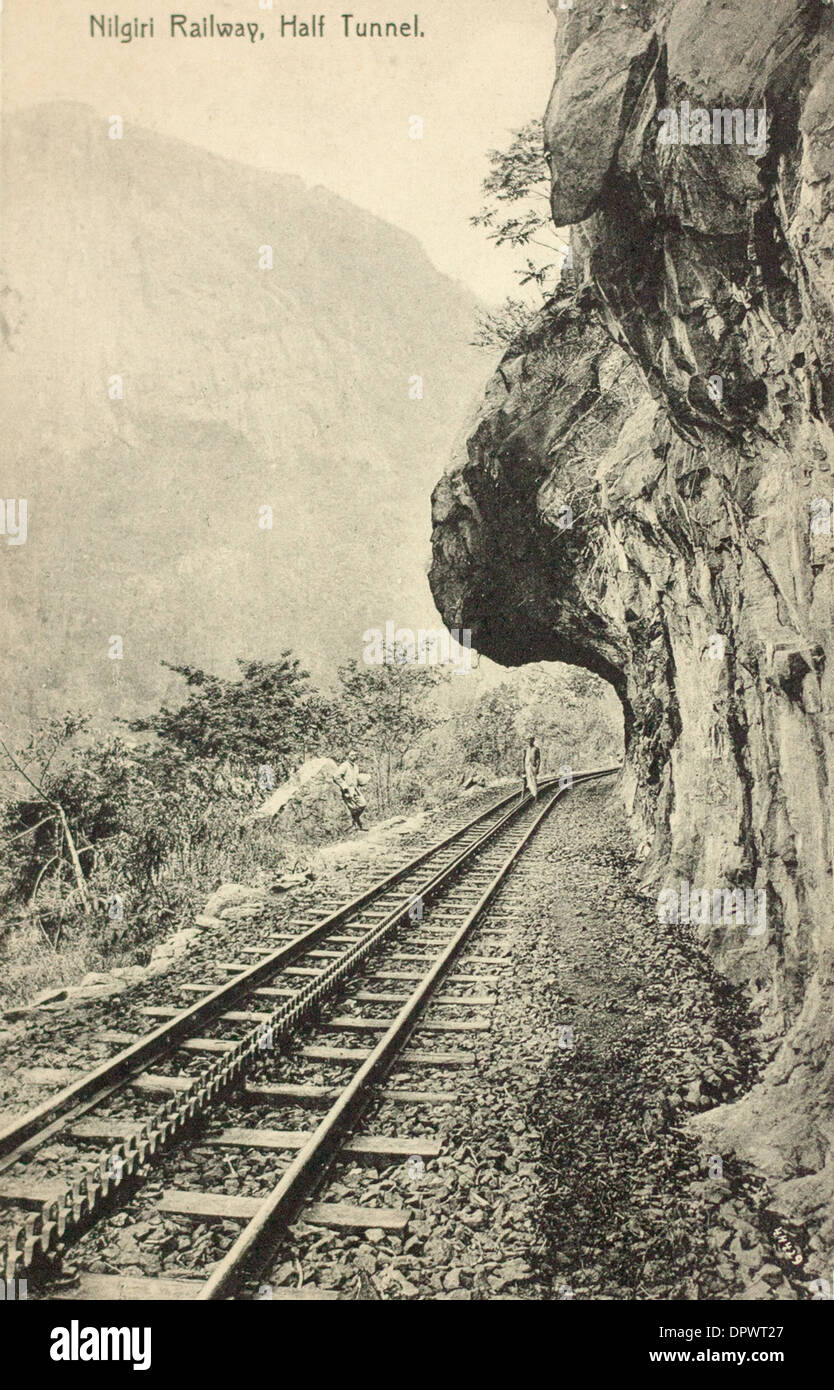 Nilgiri Mountain Railway halben Tunnel, Tamil Nadu, Indien. Arbeitnehmer, die Inspektion Linie um 1900. Abt-Zahnstange & Ritzel auf dritte Schiene Stockfoto