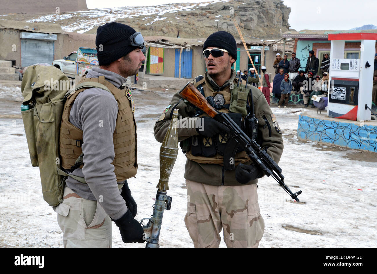 Soldaten der afghanischen nationalen Sicherheitskräfte diskutieren Operationen während einer Patrouille Präsenz 12. Januar 2014 in Spina Dorf, Omnah District, Provinz Paktika, Afghanistan. Stockfoto