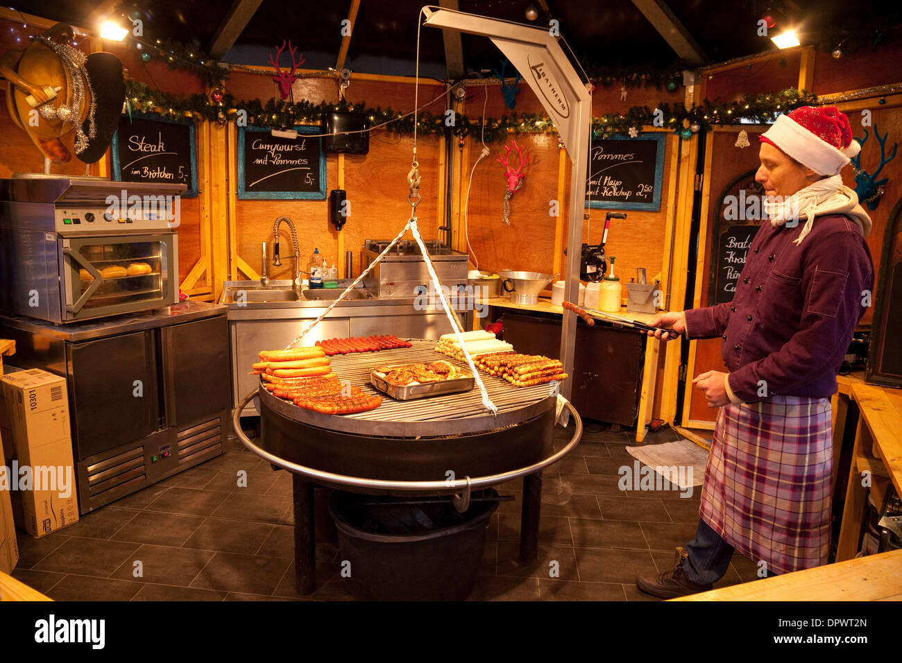 Wurst (Bratwurst) gekocht wird in einem Stall, Kölner Weihnachtsmärkte, Köln (Köln), Deutschland, Europa Stockfoto