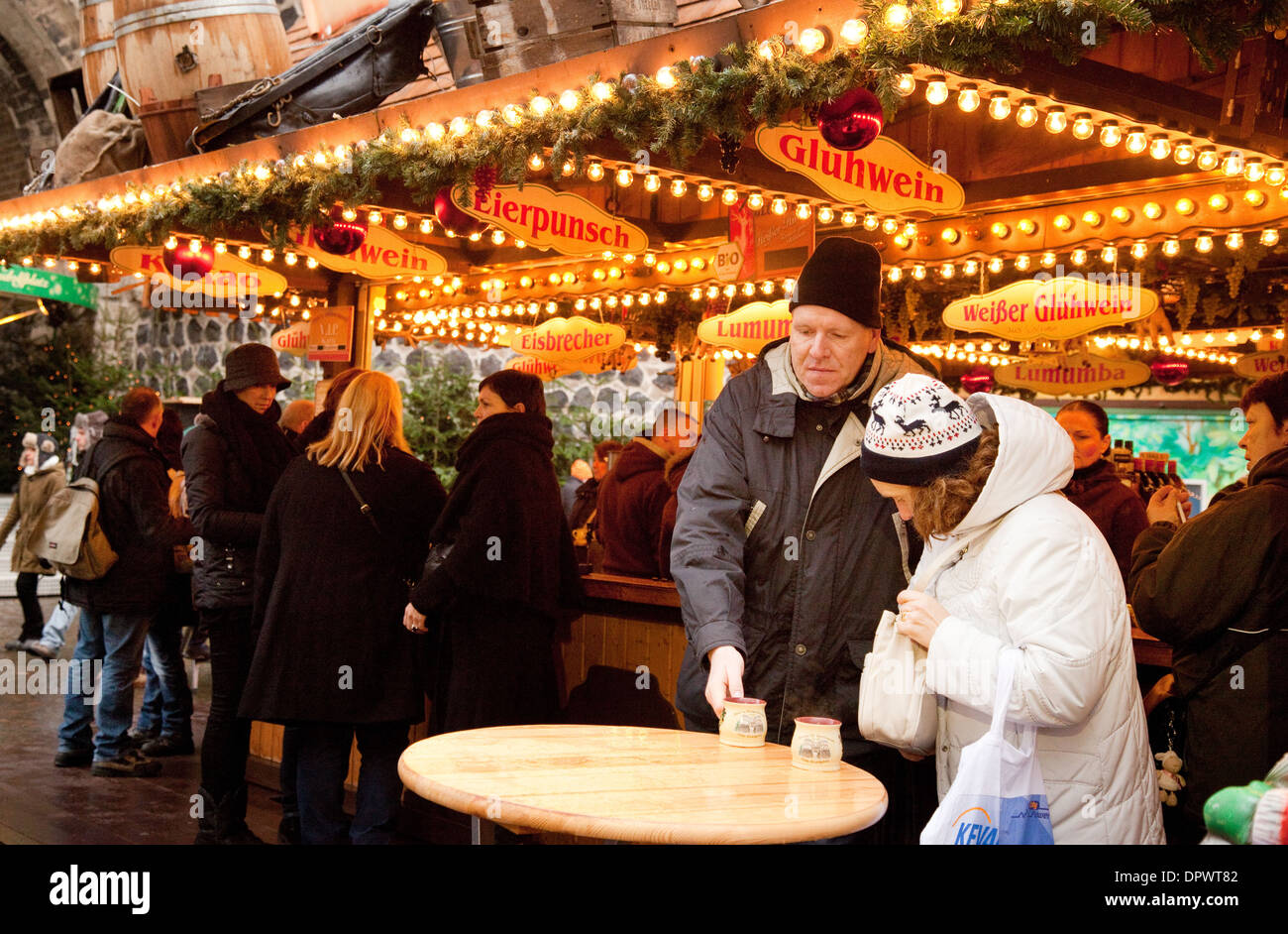 Menschen trinken Glühwein am Weihnachtsmarkt Köln, Rudolfplatz, Köln (Köln), Deutschland, Europa Stockfoto