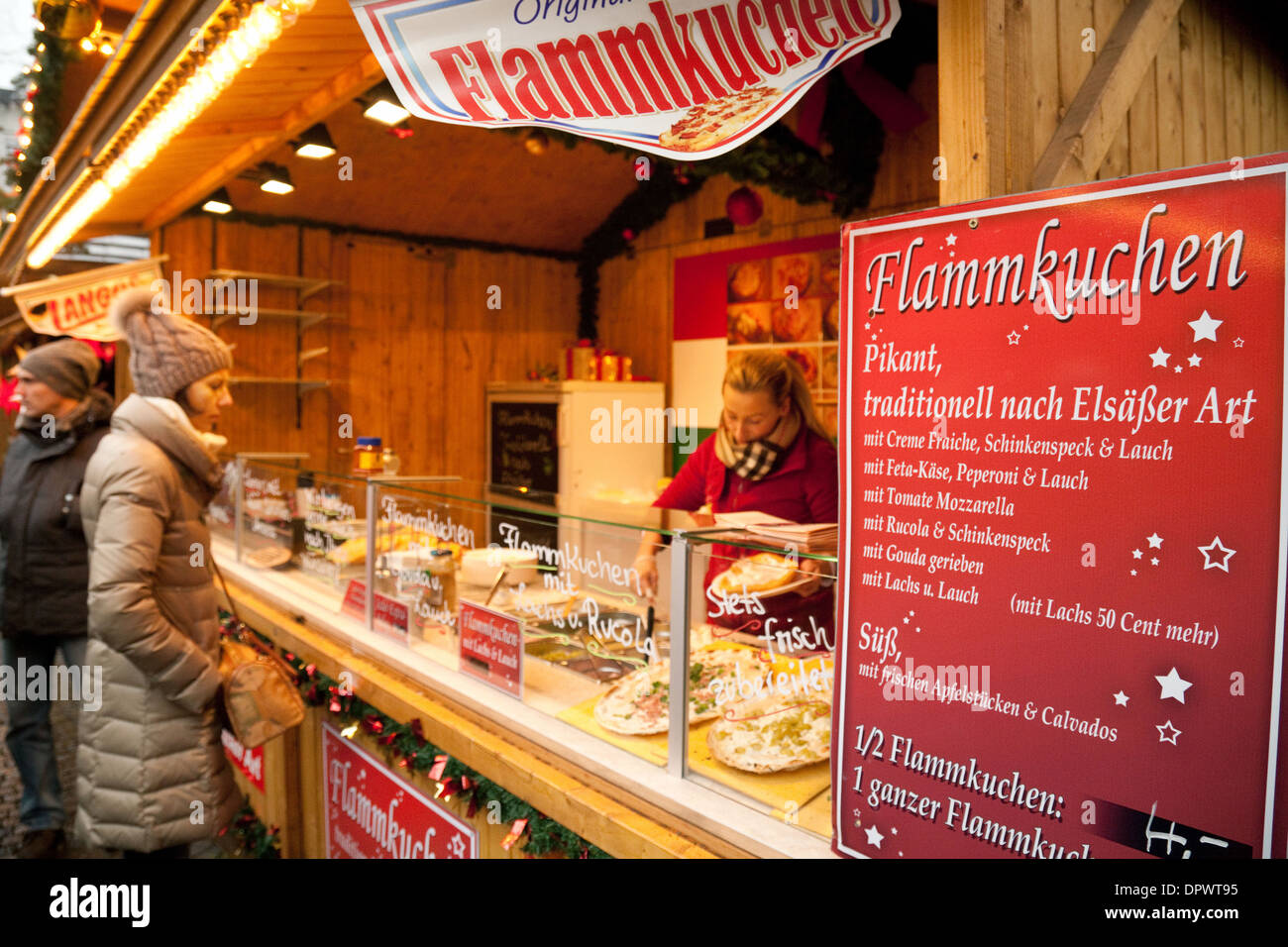 Kölner Weihnachtsmärkte - ein Stall, Herstellung und Verkauf von Flammkuchen, auch bekannt als Tarte Flambee oder Flamme Kuchen, Köln Stockfoto