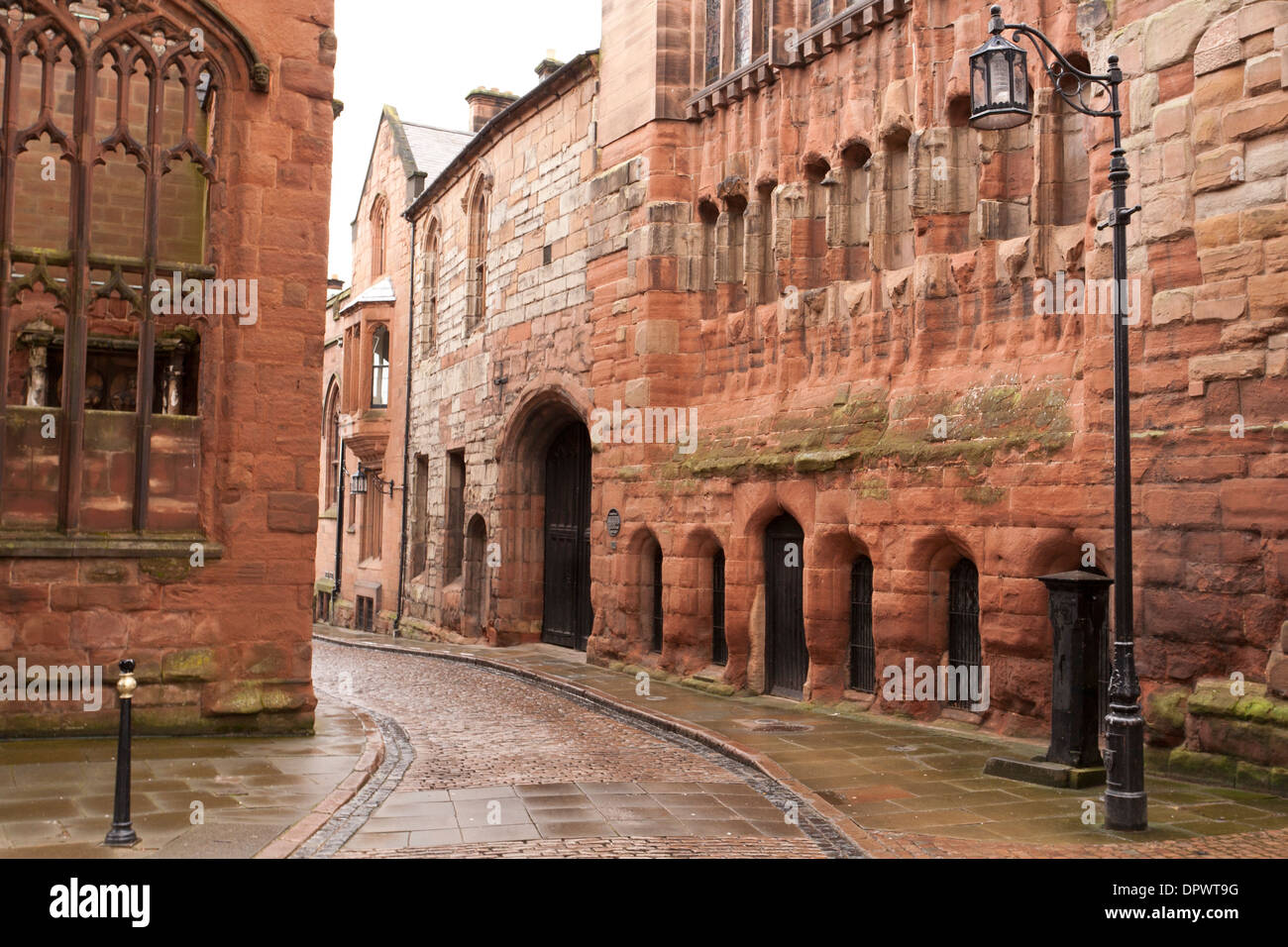 Gebäude an der Bayley Lane mit Ruinen der alten Kathedrale auf der linken Seite in Coventry Stockfoto