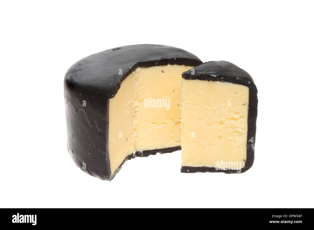 Komplettes reifer Cheddar-Käse mit einer Scheibe ausschneiden, isoliert gegen weiß Stockfoto