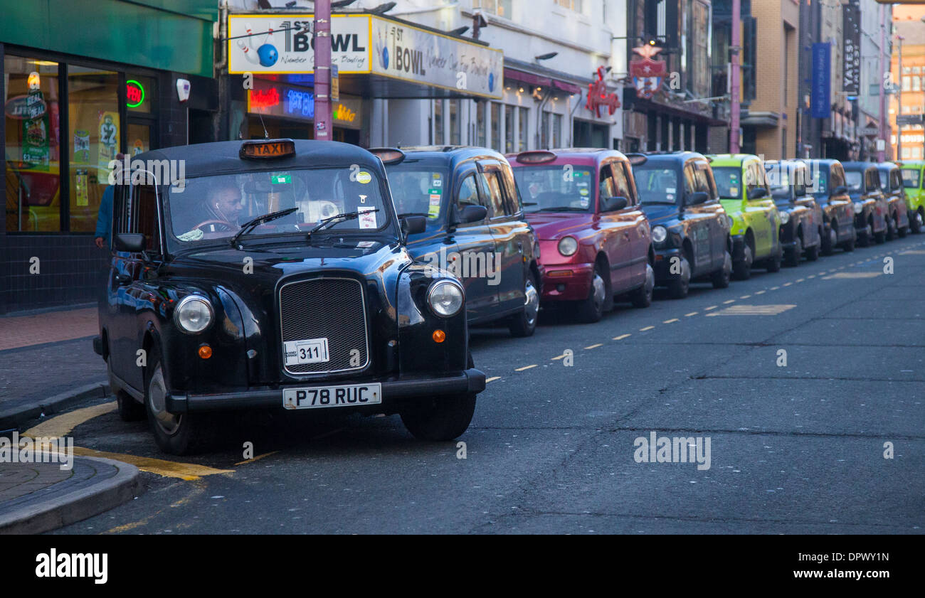Hackney Cabs, Private Hire Fahrzeuge für Hire  Taxis im Stadtzentrum von Blackpool, Lancashire, UK Stockfoto