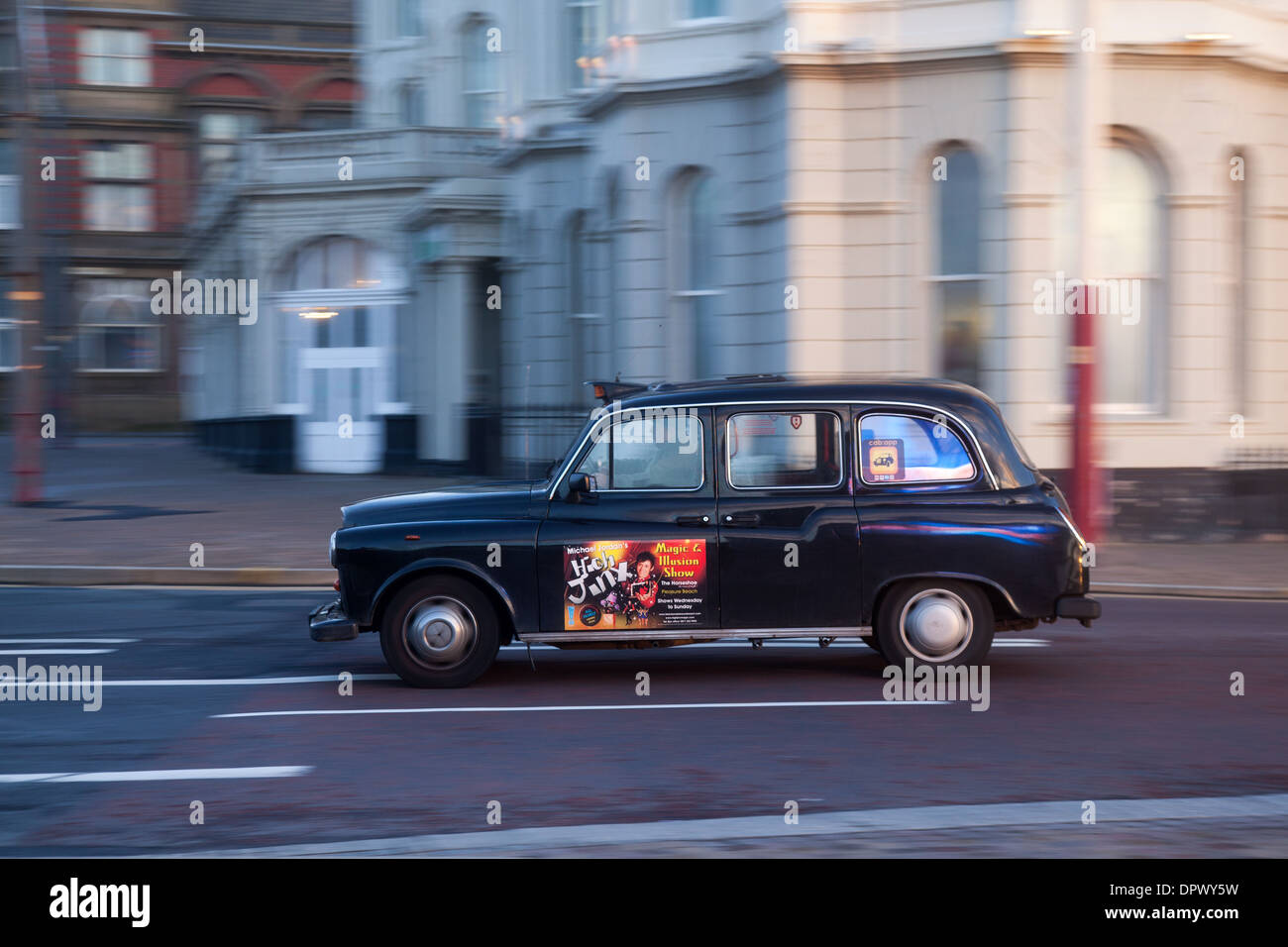 Hackney Taxis, Private Mietfahrzeuge  traditionelle schwarze Taxis Taxis in Blackpool Town Center, Lancashire, Großbritannien Stockfoto