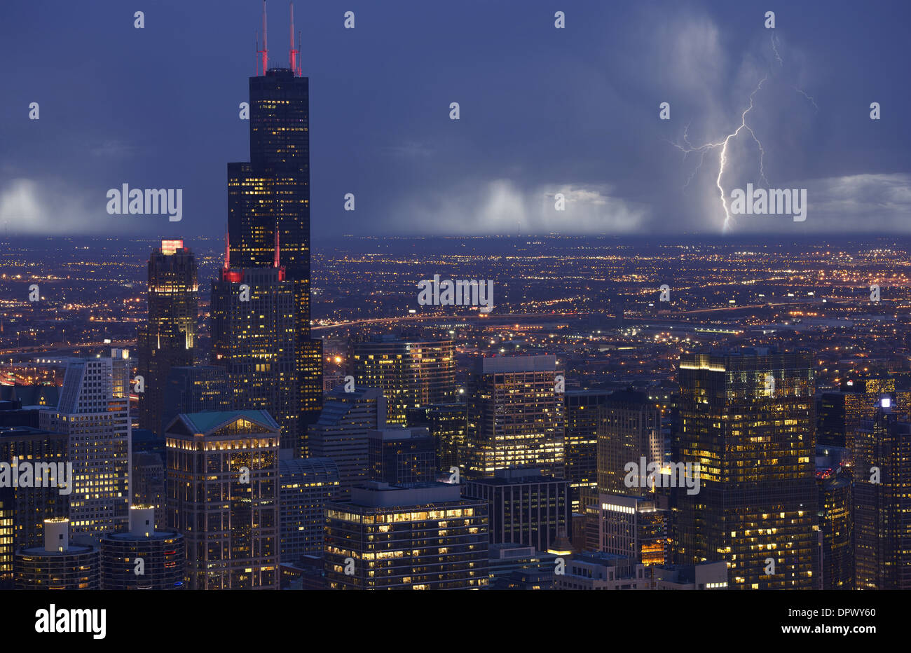 Skyline von Chicago mit Sturm in der Ferne. Chicago South Side View. Chicago, IL USA. Amerikanische Städte Fotosammlung. Stockfoto