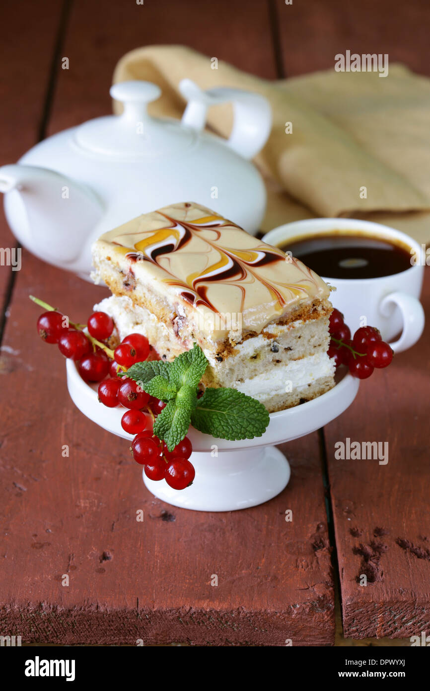 Stück Vanille Kuchen verziert, Karamellsauce und Johannisbeere Stockfoto