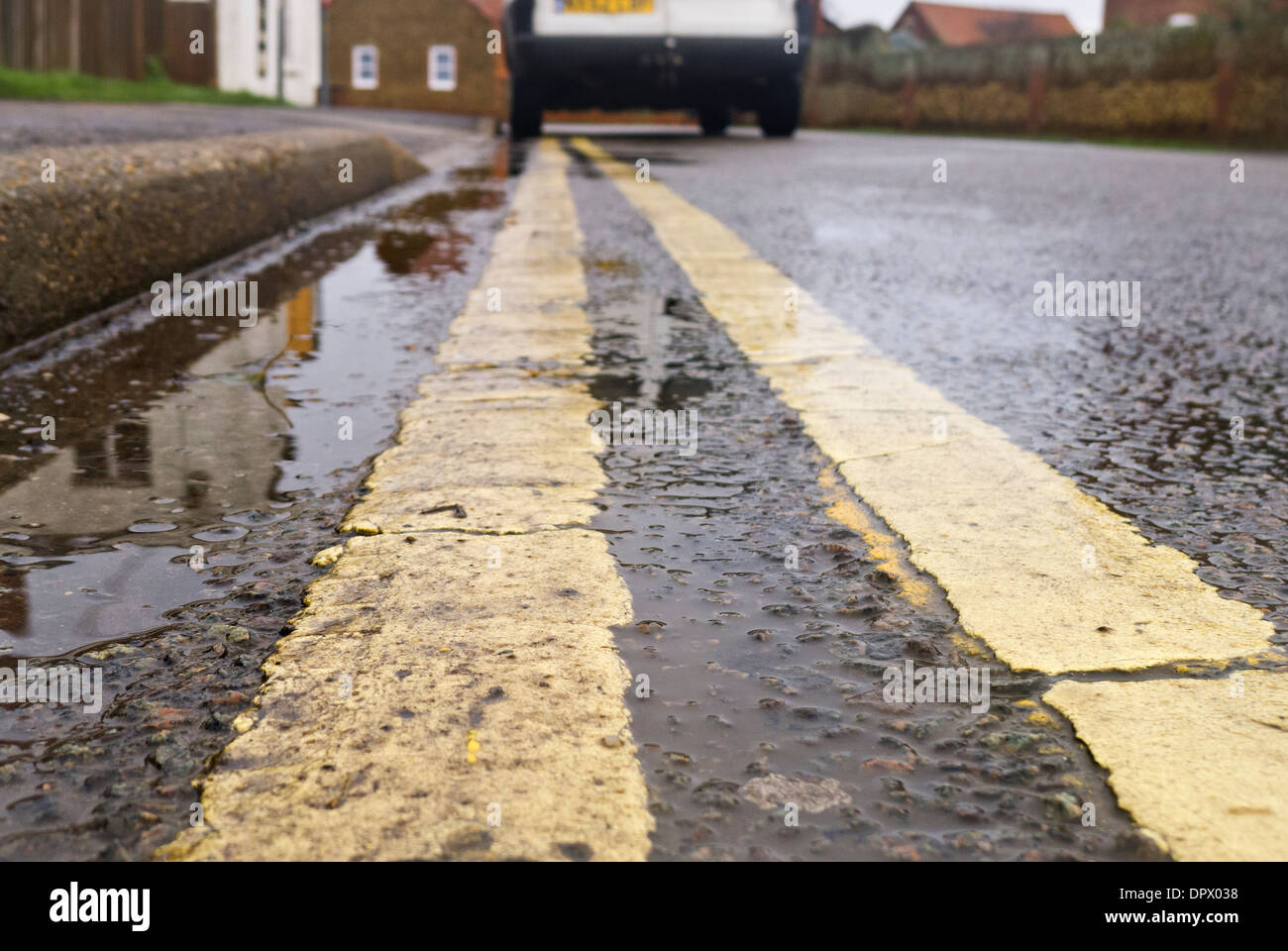 Doppelte gelbe Linien und einem weißen Lieferwagen illegal geparkt. Stockfoto