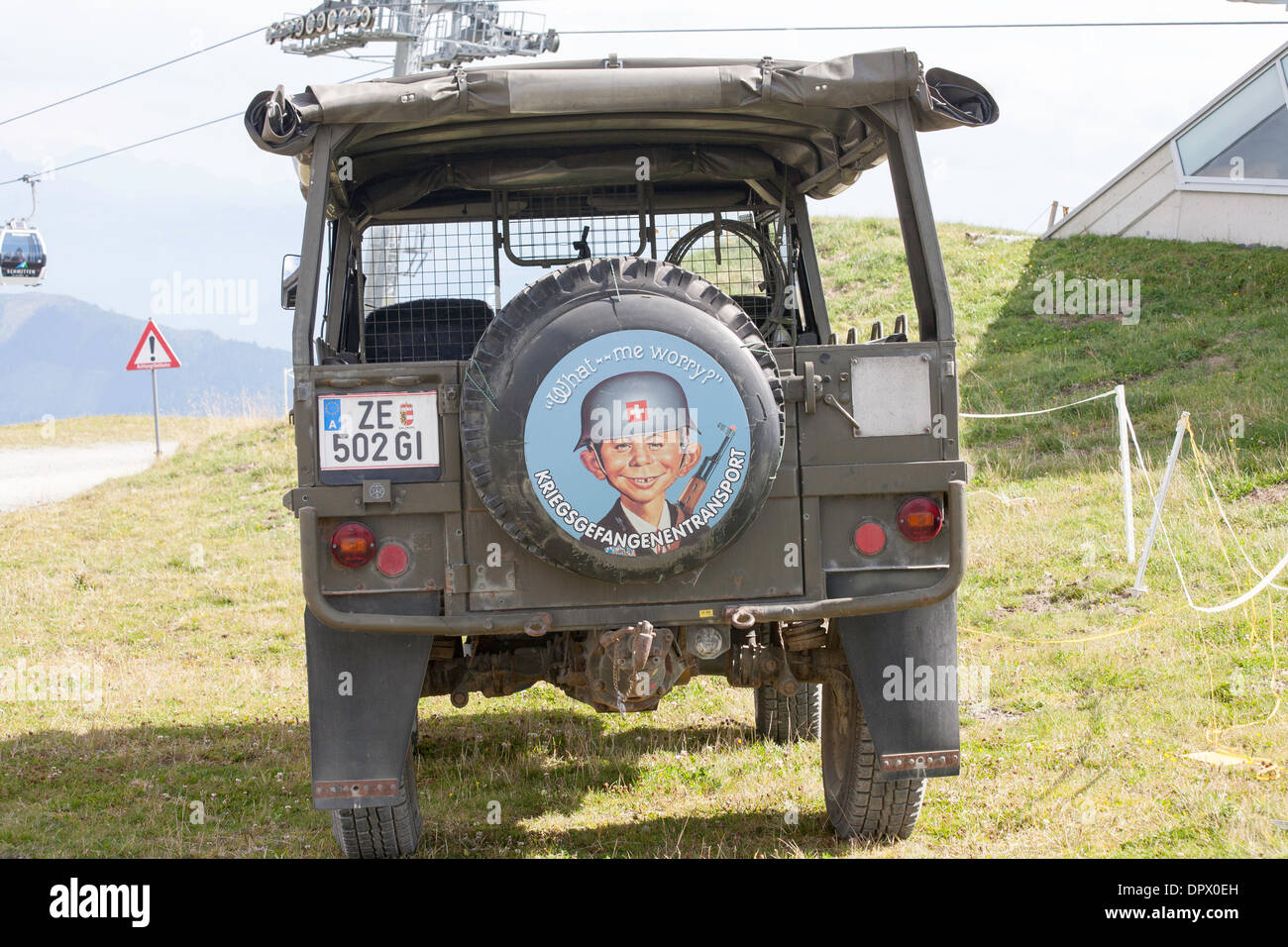 Heck des Pinzgauer LKW mit Mad Magazine Maskottchen Alfred E Neuman auf dem Reifen-Cover Schmittenhöhe Mountain Festival Stockfoto