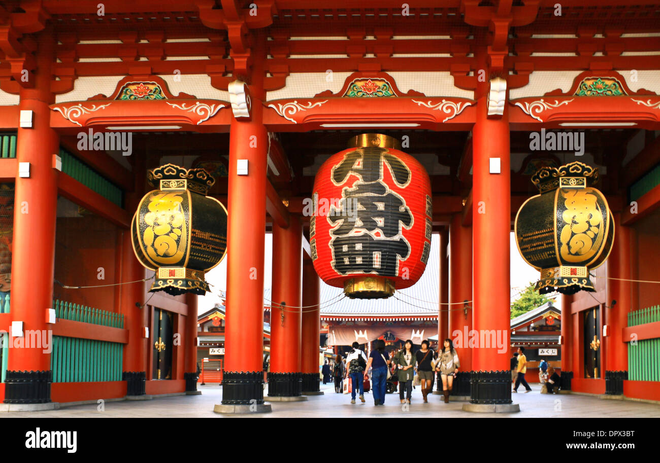 Riesige Laternen Hangen In Der Hōzōmon Tor Am Sensoji Tempel In Asakusa Tokio Japan Stockfotografie Alamy