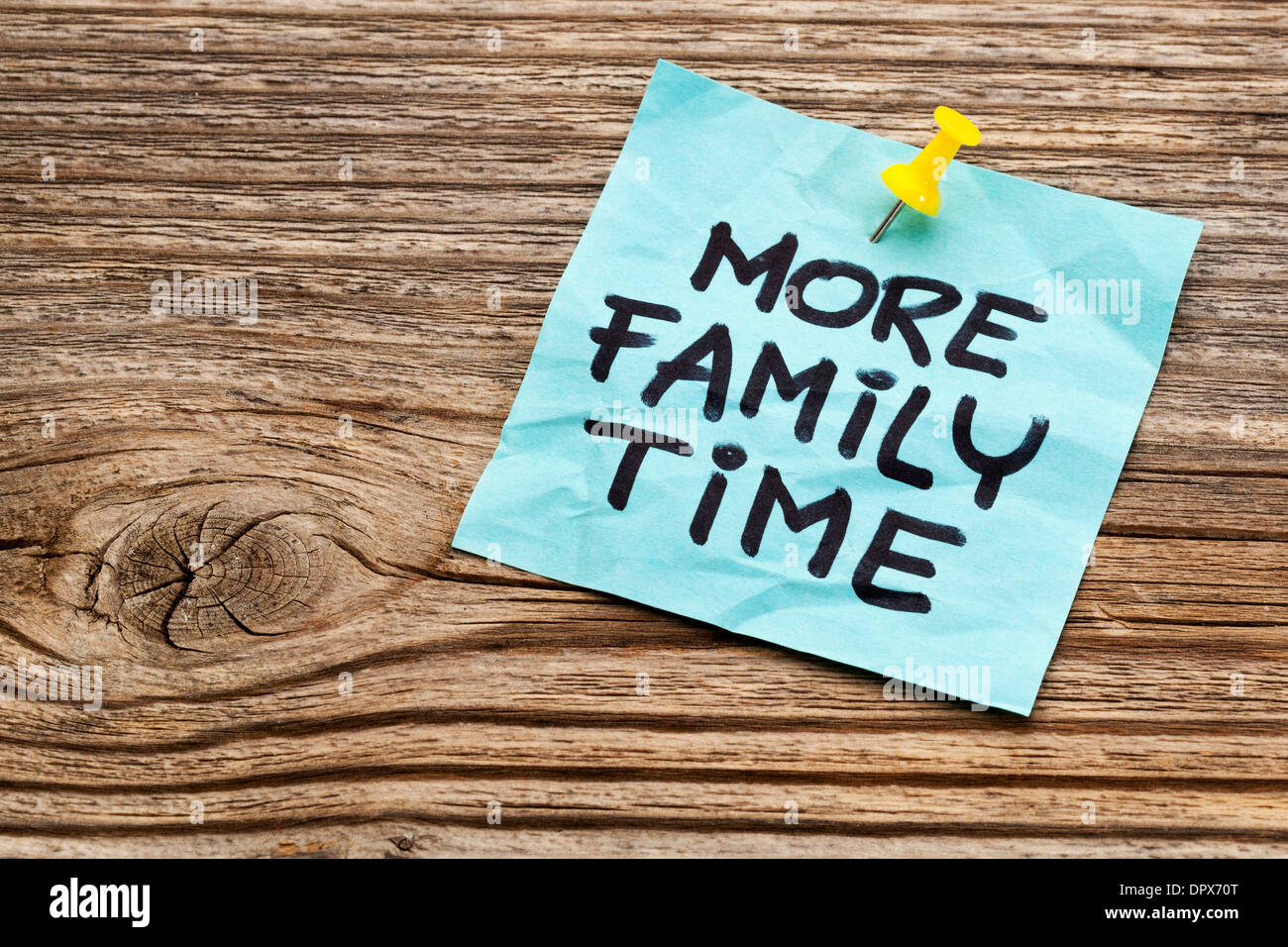 mehr Zeit für die Familie Erinnerungsschreiben gegen gemaserte verwittertem Holz Stockfoto