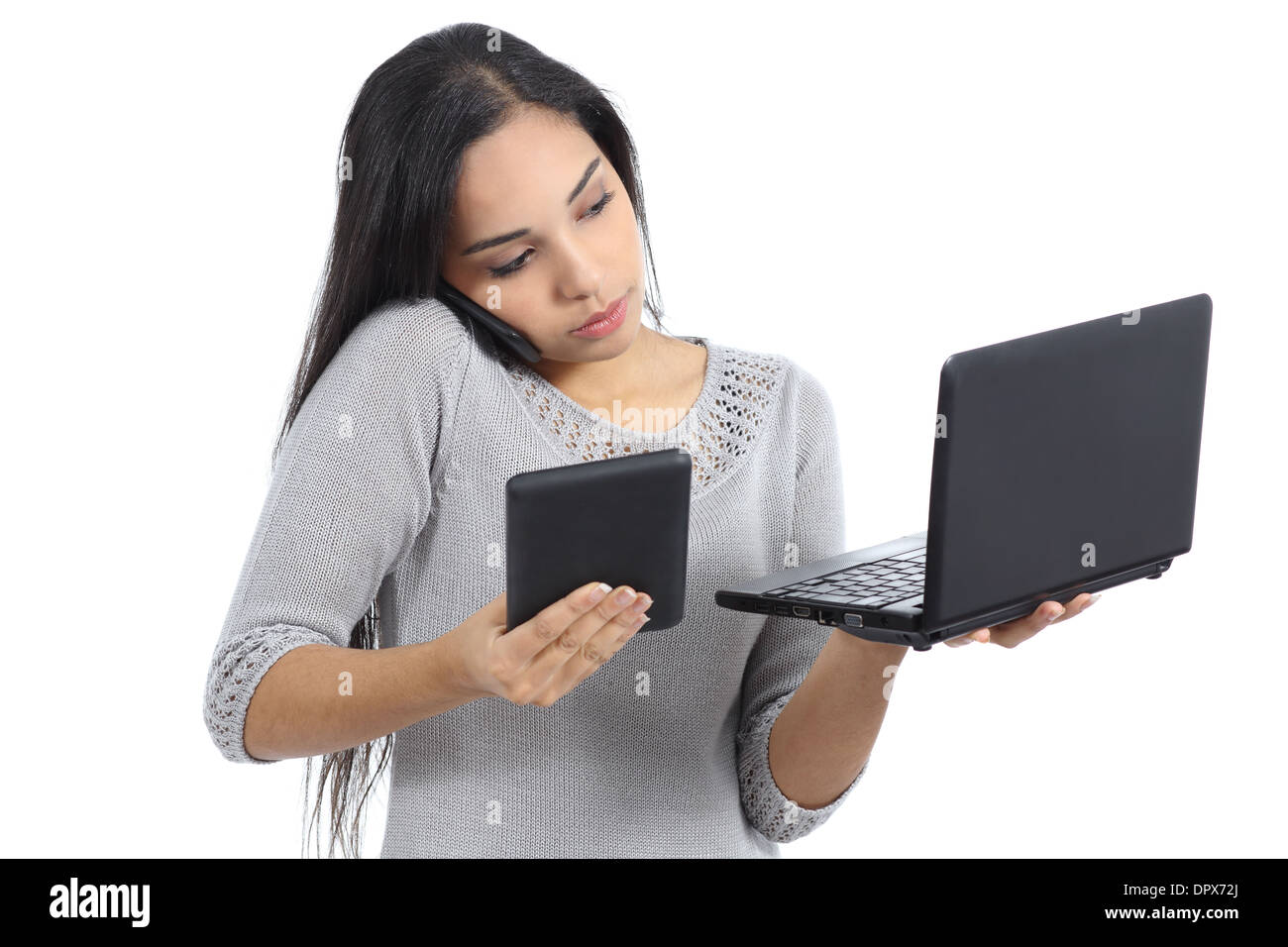 Arab Business Frau Multi-tasking beschäftigt mit Handy Tablet und Computer isoliert auf weißem Hintergrund Stockfoto