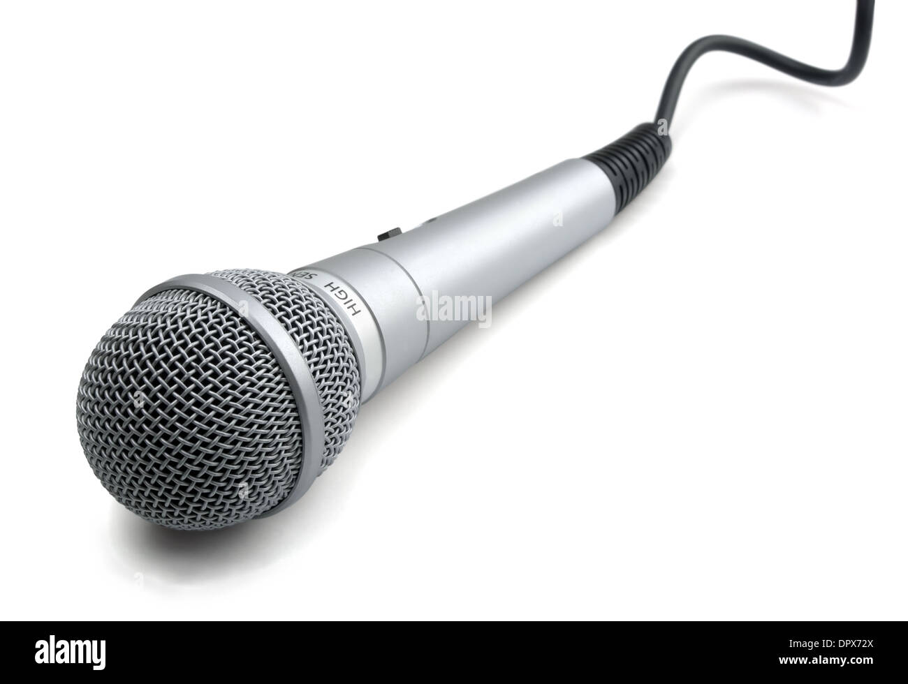 Silberne Mikrofon mit schwarzen Draht isoliert auf weiss Stockfoto