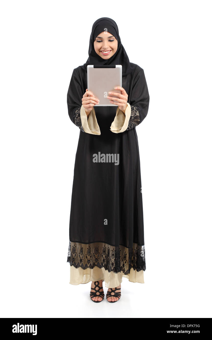 Saudi arabische Frau stehen suchen einen Tablet Reader isoliert auf weißem Hintergrund Stockfoto