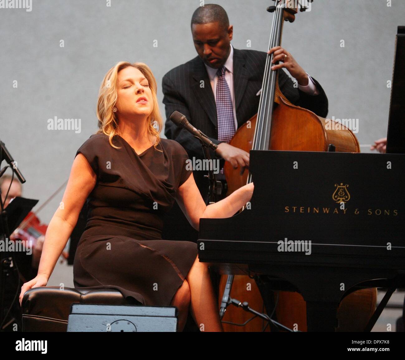 31. März 2009 - New York, New York, USA - Sänger/Pianist DIANA KRALL führt ein kostenloses Konzert im Wintergarten im World Financial Center. (Kredit-Bild: © Nancy Kaszerman/ZUMA Press) Stockfoto