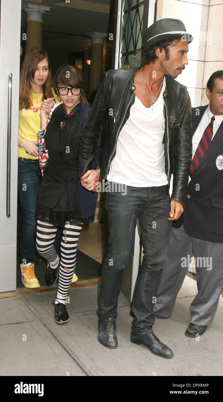 18 April 2009 Beenden New York New York Usa Madonnas Tochter Lourdes Leon Und Ihr Vater Carlos Leon Kabbalah Center Nach Dem Samstag Gottesdienst Kredit Bild C Nancy Kaszerman Zuma Press Stockfotografie Alamy