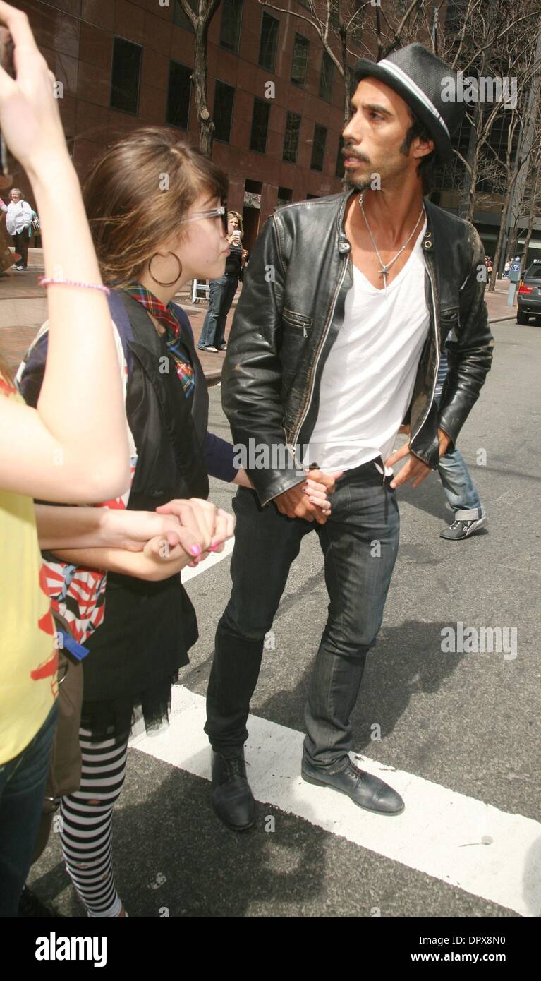 18 April 2009 Beenden New York New York Usa Madonnas Tochter Lourdes Leon Und Ihr Vater Carlos Leon Kabbalah Center Nach Dem Samstag Gottesdienst Kredit Bild C Nancy Kaszerman Zuma Press Stockfotografie Alamy