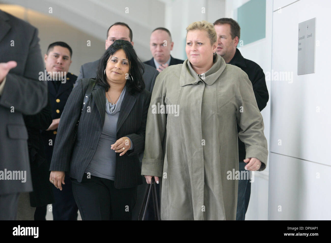 5. Dezember 2008 - Ankunft Bronx, New York, USA - Enchautegui Schwester YOLANDA ROSA (L) mit TATIANA TIMOSHENKO, Mutter des getöteten Polizisten Russel Timoshenko, in der Bronx oberste Gerichtshof bei der Brancato Verhandlung im Fall gegen Schauspieler Lillo Brancato. Lillo Brancato, steht ein Schauspieler, der einst eine Möchtegern Gangster auf "The Sopranos" spielte Mordanklage in den Tod ausserdienstliche Polizisten Dan Stockfoto