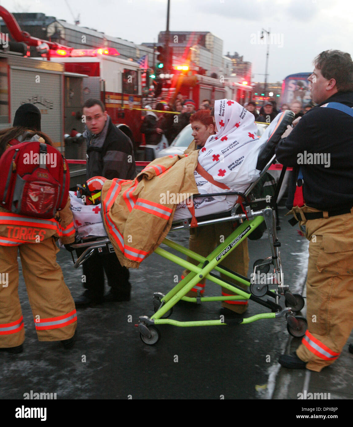 15. Januar 2009 - New York, NY, USA - ein Absturz-Opfer aus der uns Airways Airbus A320 Flugnummer 1549 die stürzte in den Hudson River in New York City kurz nach dem Start von New York LaGuardia Airport, während auf dem Weg nach Charlotte, North Carolina in einen Krankenwagen auf der West Side Highway 39th Street Rädern ist. Ein US Airways Passagierflugzeug mit 155 Personen abgestürzt int Stockfoto