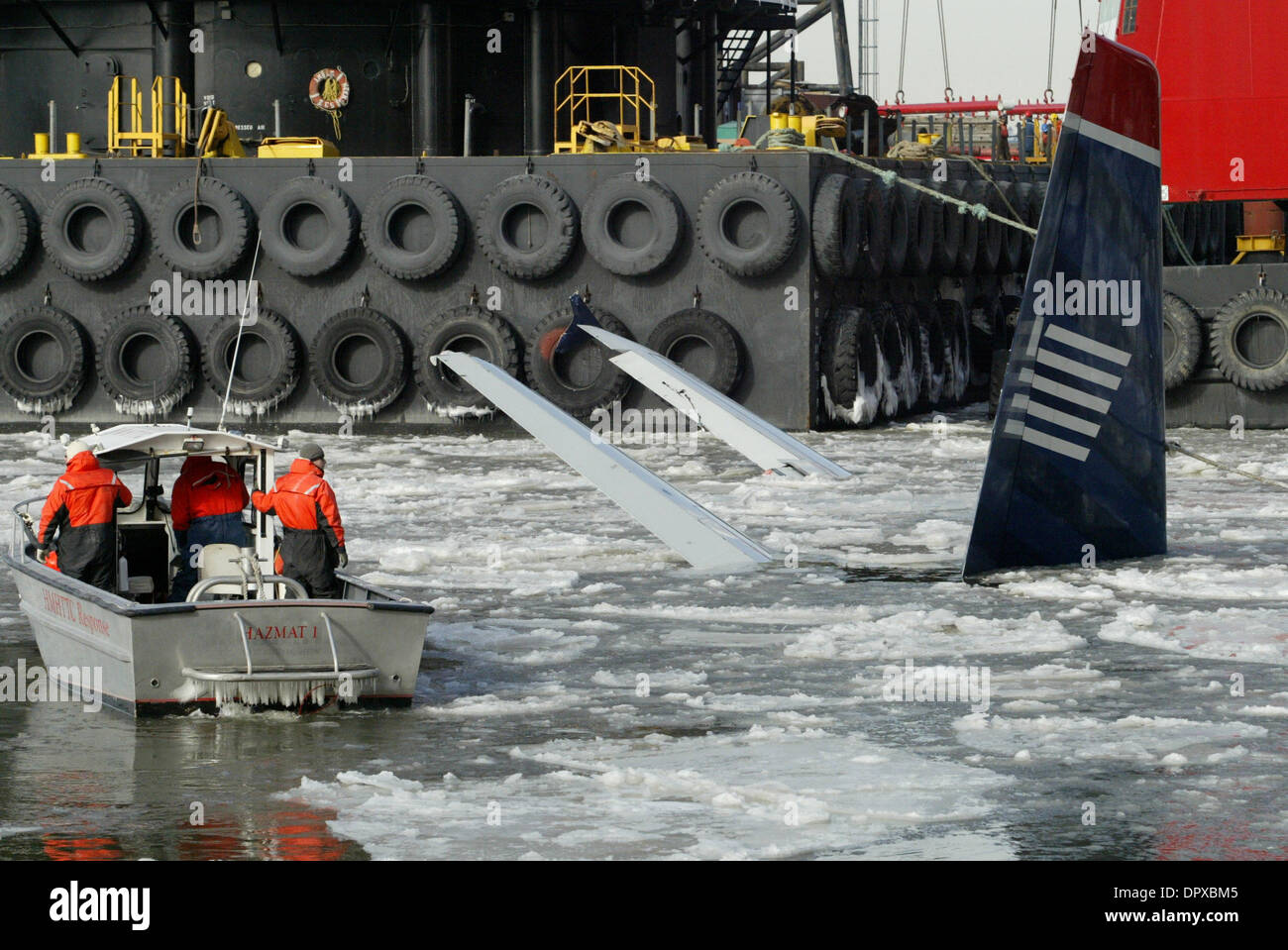 17. Januar 2009 kämpfen - Manhattan, New York, USA - Erholung Arbeiter frostigen Temperaturen und schnelle Strömungen wie sie versuchen, die US AIRWAYS-Flug 1549 Airbus Flugzeug zu extrahieren, die in den Hudson River vor 48 Stunden abgestürzt. Mannschaften sind, Vorkehrungen zu treffen, das Flugzeug aus dem Wasser zu entfernen, um die Untersuchung was dem Flugzeug machen eine Notlandung Absturz verursacht. (Cred Stockfoto