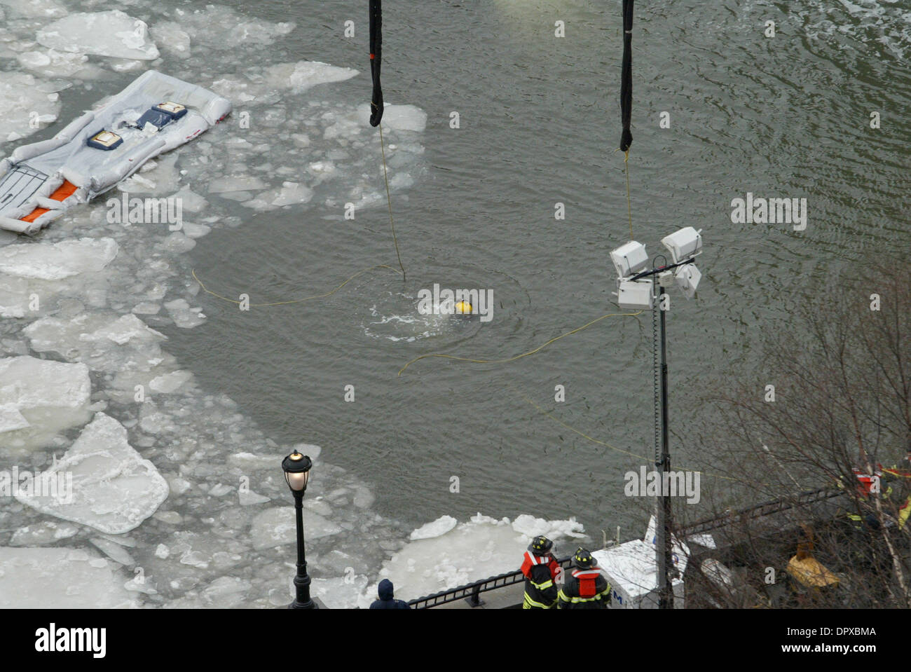 17. Januar 2009 kämpfen - Manhattan, New York, USA - Erholung Arbeiter frostigen Temperaturen und schnelle Strömungen wie sie versuchen, die US AIRWAYS-Flug 1549 Airbus Flugzeug zu extrahieren, die in den Hudson River vor 48 Stunden abgestürzt. Mannschaften sind, Vorkehrungen zu treffen, das Flugzeug aus dem Wasser zu entfernen, um die Untersuchung was dem Flugzeug machen eine Notlandung Absturz verursacht. (Cred Stockfoto