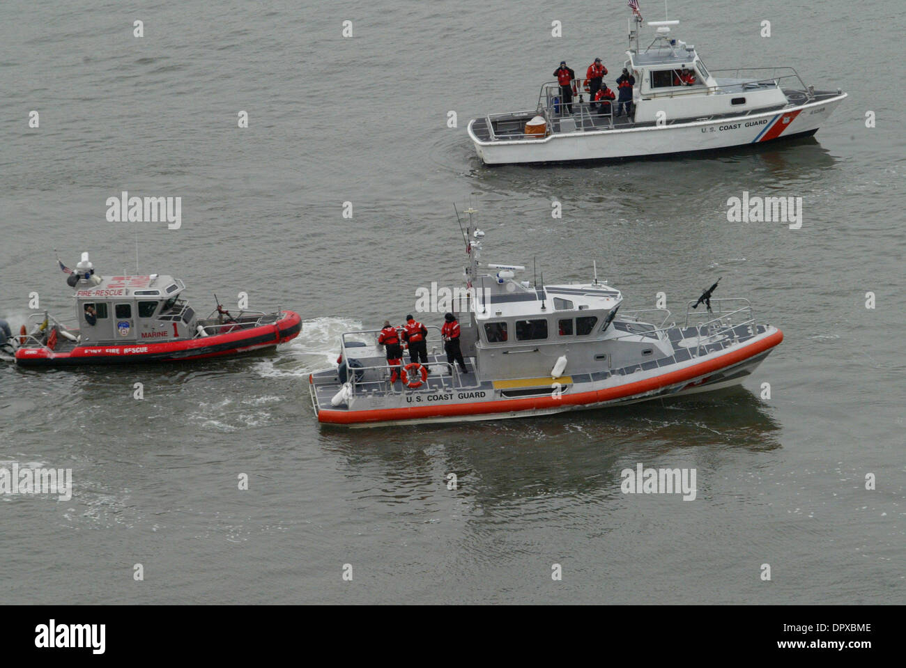 17. Januar 2009 kämpfen - Manhattan, New York, USA - Erholung Arbeiter frostigen Temperaturen und schnelle Strömungen wie sie versuchen, die US AIRWAYS-Flug 1549 Airbus Flugzeug zu extrahieren, die in den Hudson River vor 48 Stunden abgestürzt. Mannschaften sind, Vorkehrungen zu treffen, das Flugzeug aus dem Wasser zu entfernen, um die Untersuchung was dem Flugzeug machen eine Notlandung Absturz verursacht. (Cred Stockfoto