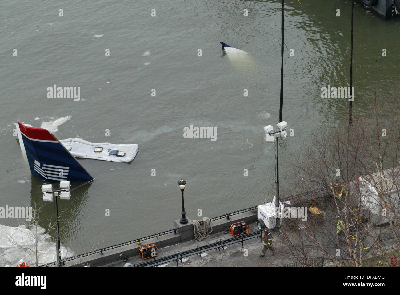 17. Januar 2009 kämpfen - Manhattan, New York, USA - Erholung Arbeiter frostigen Temperaturen und schnelle Strömungen wie sie versuchen, die US AIRWAYS-Flug 1549 Airbus Flugzeug zu extrahieren, die in den Hudson River vor 48 Stunden abgestürzt. Mannschaften sind, Vorkehrungen zu treffen, das Flugzeug aus dem Wasser zu entfernen, um die Untersuchung was dem Flugzeug machen eine Notlandung Absturz verursacht. (Cred Stockfoto