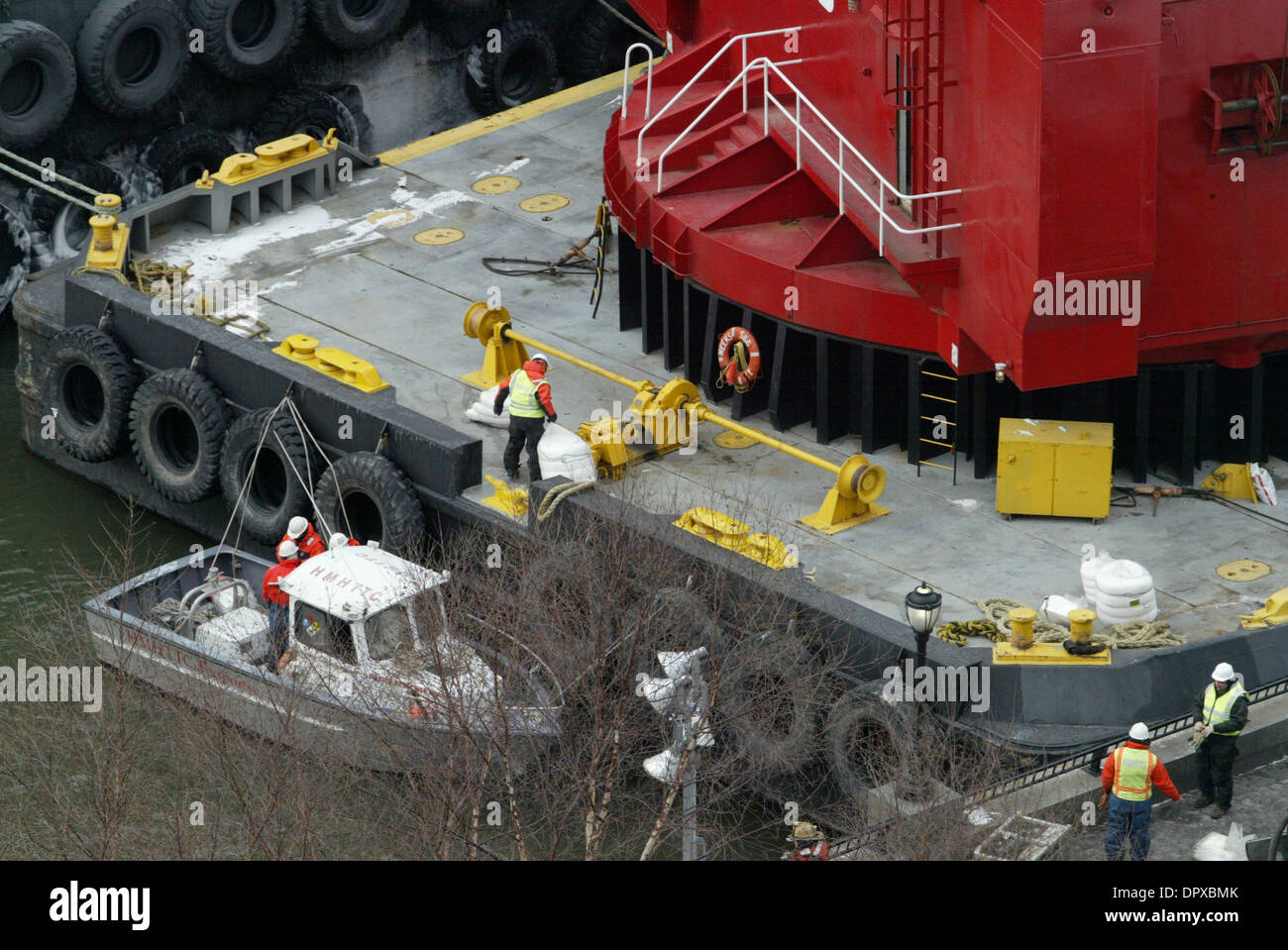 17. Januar 2009 kämpfen - Manhattan, New York, USA - Erholung Arbeiter frostigen Temperaturen und schnelle Strömungen wie sie versuchen, die US AIRWAYS-Flug 1549 Airbus Flugzeug zu extrahieren, die in den Hudson River vor 48 Stunden abgestürzt. Mannschaften sind, Vorkehrungen zu treffen, das Flugzeug aus dem Wasser zu entfernen, um die Untersuchung was dem Flugzeug machen eine Notlandung Absturz verursacht. (Cred Stockfoto