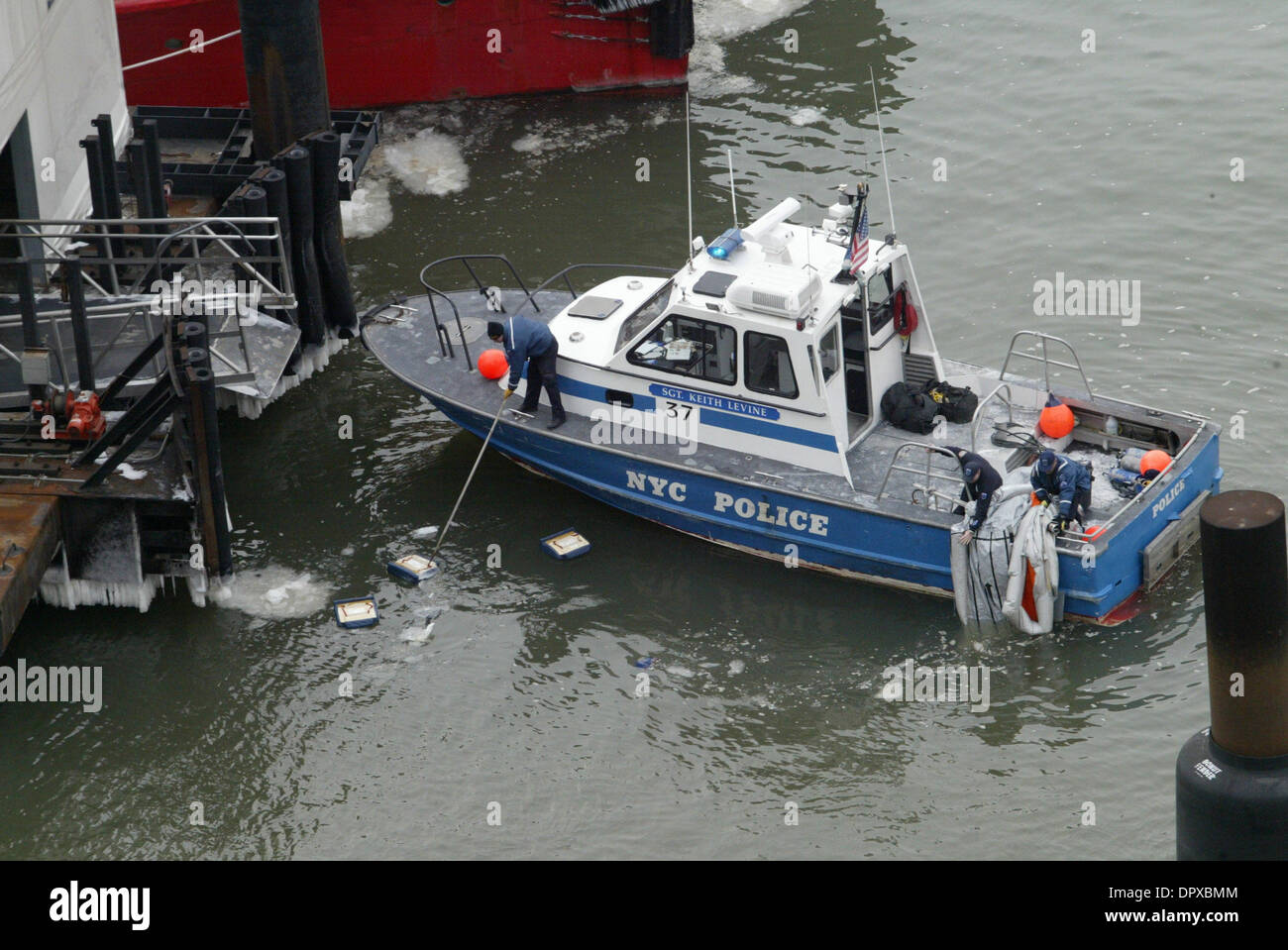 17. Januar 2009 kämpfen - Manhattan, New York, USA - Erholung Arbeiter frostigen Temperaturen und schnelle Strömungen wie sie versuchen, die US AIRWAYS-Flug 1549 Airbus Flugzeug zu extrahieren, die in den Hudson River vor 48 Stunden abgestürzt. Mannschaften sind, Vorkehrungen zu treffen, das Flugzeug aus dem Wasser zu entfernen, um die Untersuchung was dem Flugzeug machen eine Notlandung Absturz verursacht. (Cred Stockfoto