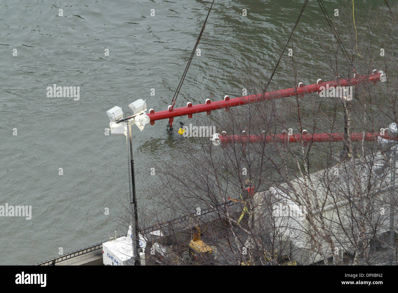 17. Januar 2009 kämpfen - Manhattan, New York, USA - Erholung Arbeiter frostigen Temperaturen und schnelle Strömungen wie sie versuchen, die US AIRWAYS-Flug 1549 Airbus Flugzeug zu extrahieren, die in den Hudson River vor 48 Stunden abgestürzt. Mannschaften sind, Vorkehrungen zu treffen, das Flugzeug aus dem Wasser zu entfernen, um die Untersuchung was dem Flugzeug machen eine Notlandung Absturz verursacht. (Cred Stockfoto