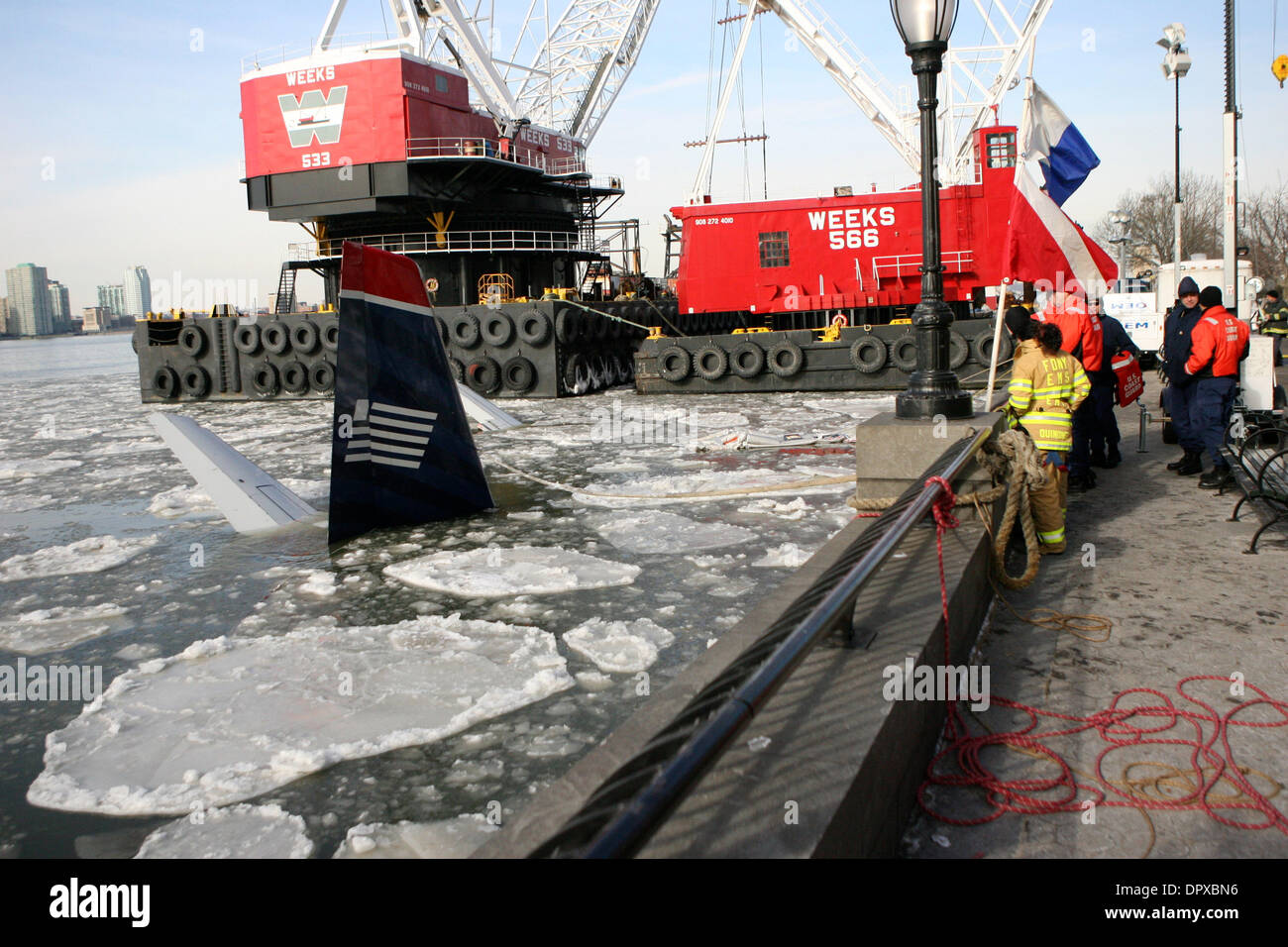 17. Januar 2009 kämpfen - Manhattan, New York, USA - Erholung Arbeiter frostigen Temperaturen und schnelle Strömungen wie sie versuchen, die US AIRWAYS-Flug 1549 Airbus Flugzeug zu extrahieren, die in den Hudson River vor 48 Stunden abgestürzt. Mannschaften sind, Vorkehrungen zu treffen, das Flugzeug aus dem Wasser zu entfernen, um die Untersuchung was dem Flugzeug machen eine Notlandung Absturz verursacht. (Cred Stockfoto