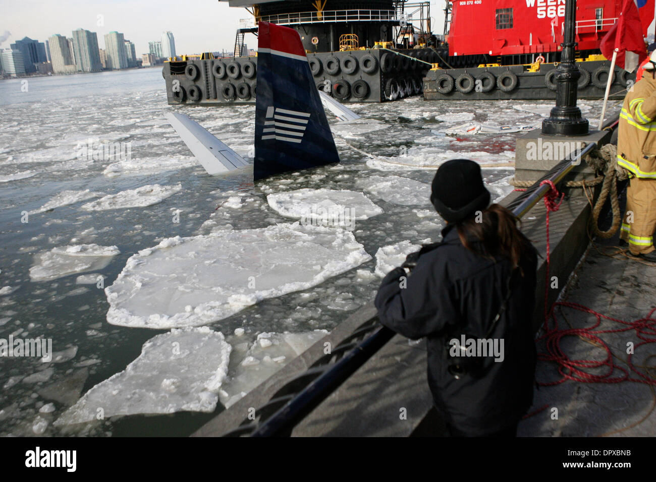 17. Januar 2009 kämpfen - Manhattan, New York, USA - Erholung Arbeiter frostigen Temperaturen und schnelle Strömungen wie sie versuchen, die US AIRWAYS-Flug 1549 Airbus Flugzeug zu extrahieren, die in den Hudson River vor 48 Stunden abgestürzt. Mannschaften sind, Vorkehrungen zu treffen, das Flugzeug aus dem Wasser zu entfernen, um die Untersuchung was dem Flugzeug machen eine Notlandung Absturz verursacht. (Cred Stockfoto