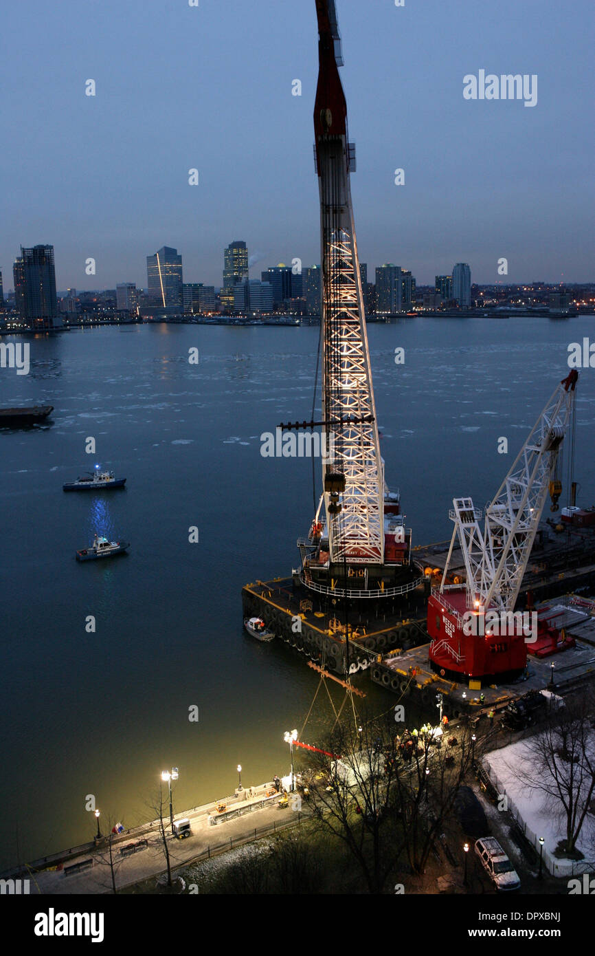 17. Januar 2009 kämpfen - Manhattan, New York, USA - Erholung Arbeiter frostigen Temperaturen und schnelle Strömungen wie sie versuchen, die US AIRWAYS-Flug 1549 Airbus Flugzeug zu extrahieren, die in den Hudson River vor 48 Stunden abgestürzt. Mannschaften sind, Vorkehrungen zu treffen, das Flugzeug aus dem Wasser zu entfernen, um die Untersuchung was dem Flugzeug machen eine Notlandung Absturz verursacht. (Cred Stockfoto