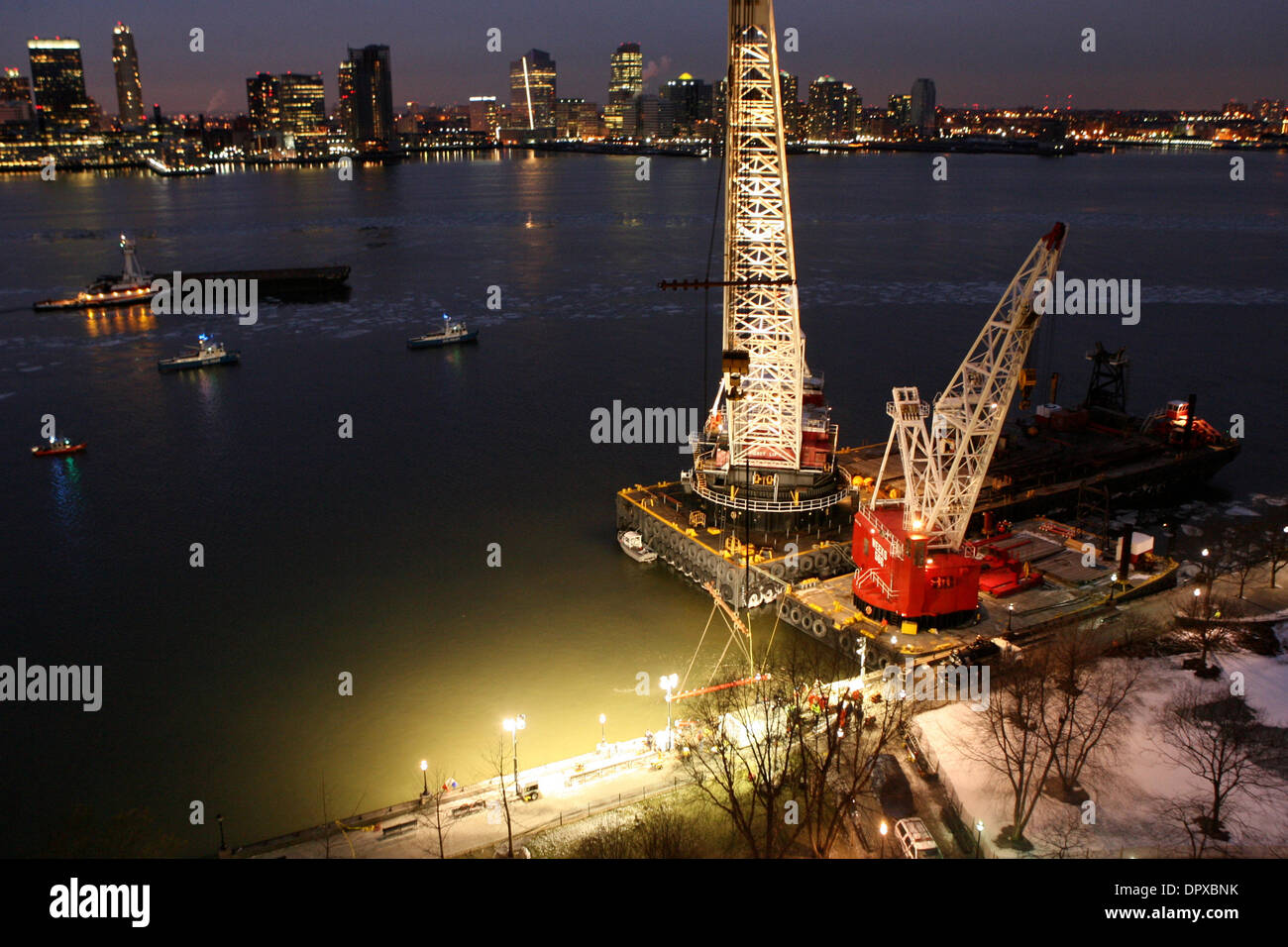 17. Januar 2009 kämpfen - Manhattan, New York, USA - Erholung Arbeiter frostigen Temperaturen und schnelle Strömungen wie sie versuchen, die US AIRWAYS-Flug 1549 Airbus Flugzeug zu extrahieren, die in den Hudson River vor 48 Stunden abgestürzt. Mannschaften sind, Vorkehrungen zu treffen, das Flugzeug aus dem Wasser zu entfernen, um die Untersuchung was dem Flugzeug machen eine Notlandung Absturz verursacht. (Cred Stockfoto