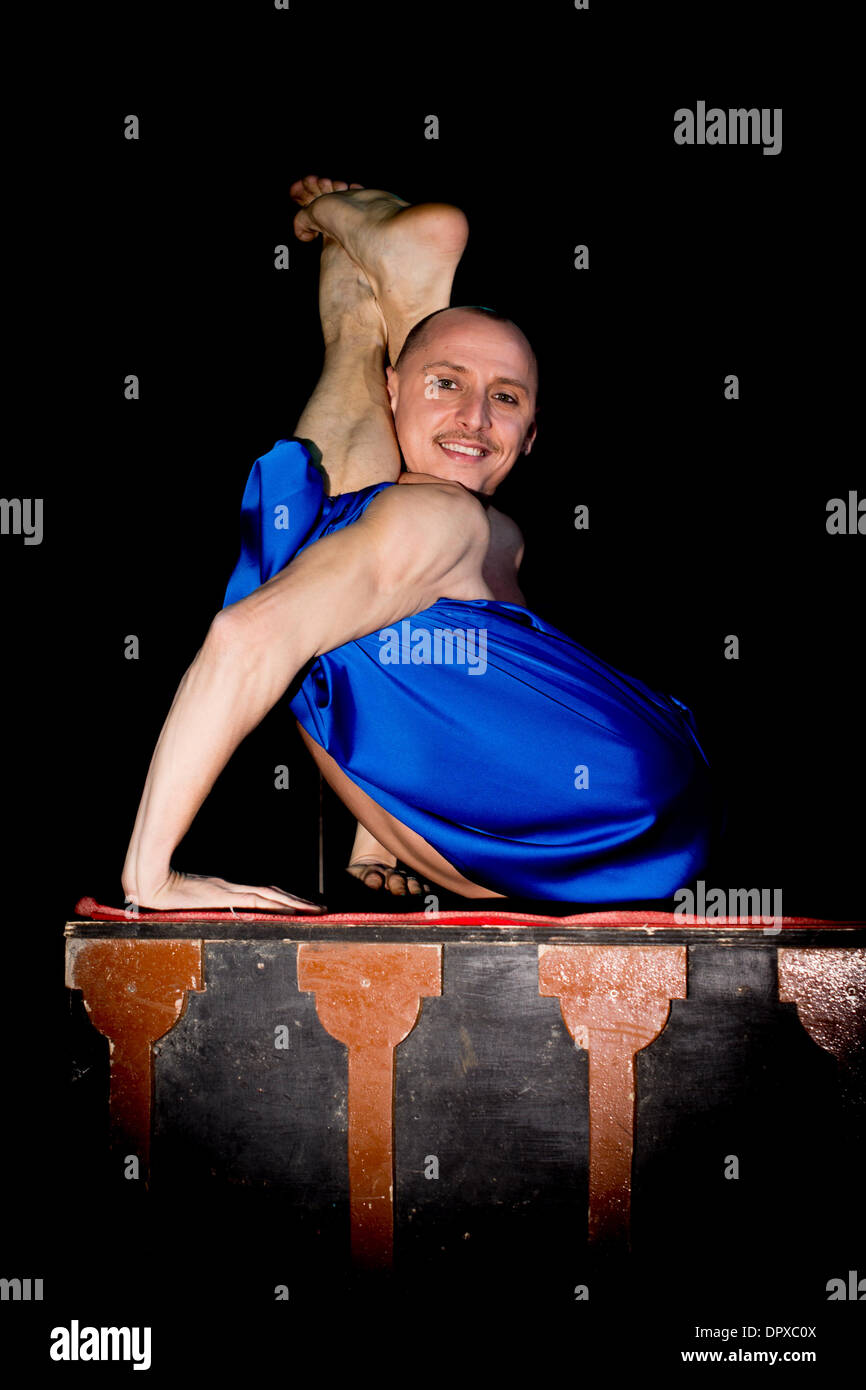 Zirkus Schlangenmensch Stockfoto