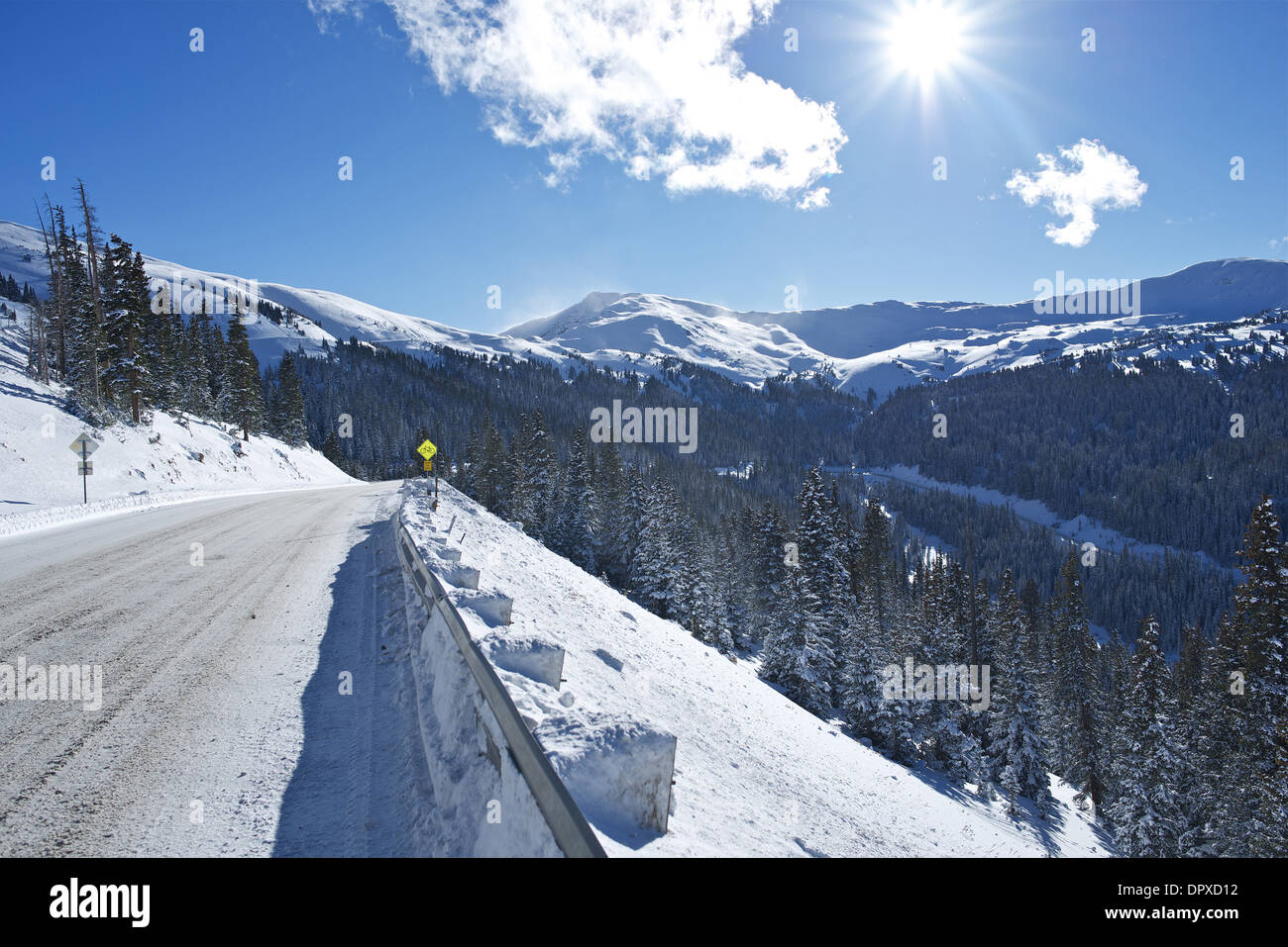 Winter-Laufwerk in Colorado. Bergstraße, bedeckt von Schnee und Eis Colorado, USA. Stockfoto